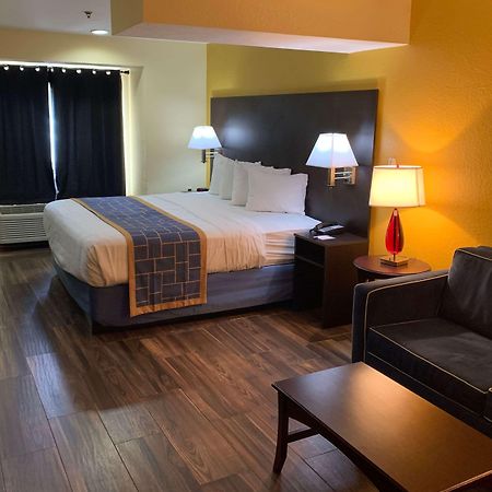 Days Inn & Suites By Wyndham Tampa/Raymond James Stadium Bagian luar foto