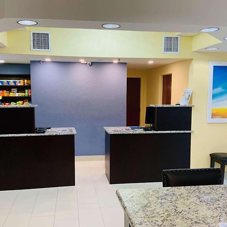 Days Inn & Suites By Wyndham Tampa/Raymond James Stadium Bagian luar foto