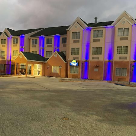 Days Inn & Suites By Wyndham Tampa/Raymond James Stadium Bagian luar foto