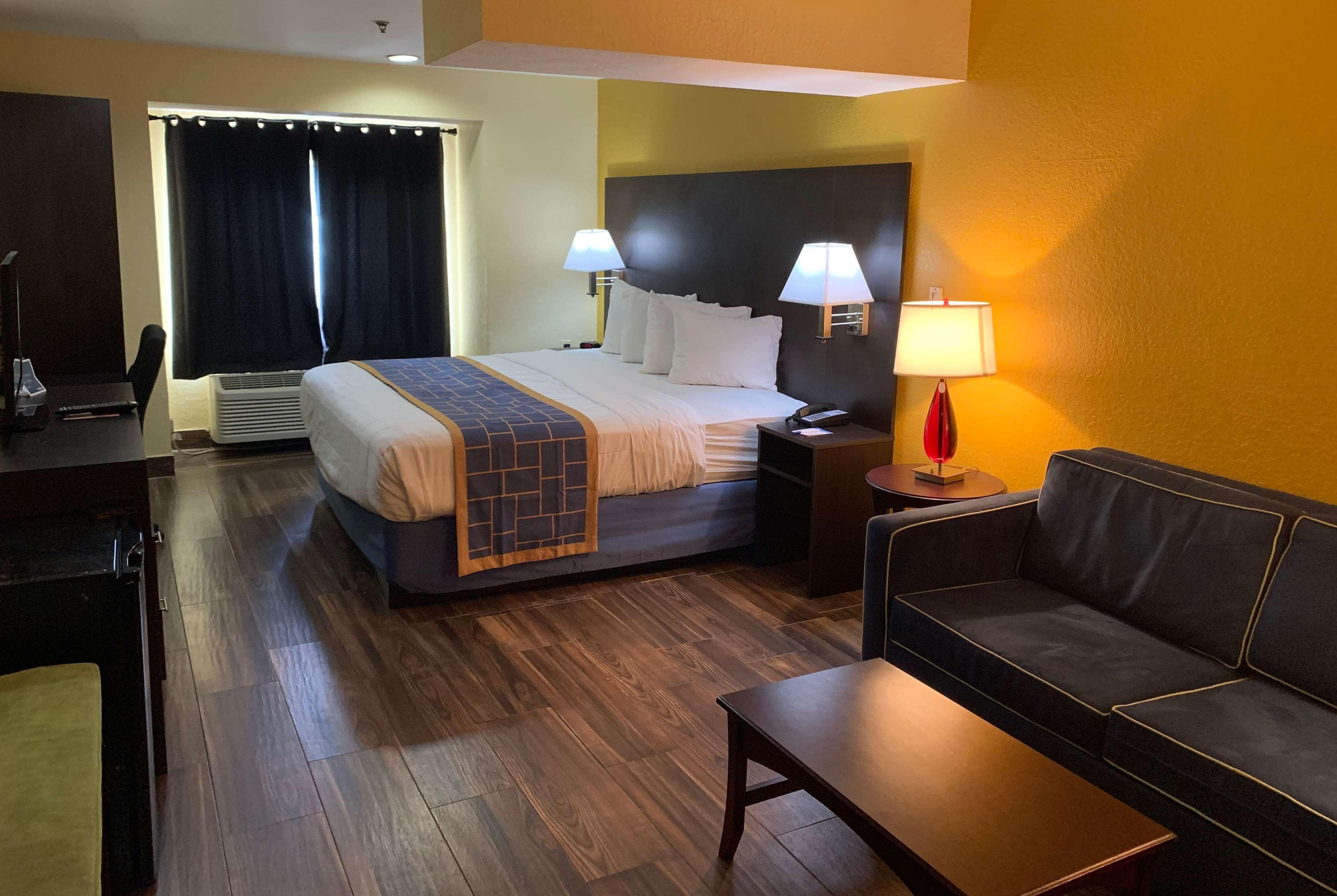 Days Inn & Suites By Wyndham Tampa/Raymond James Stadium Bagian luar foto
