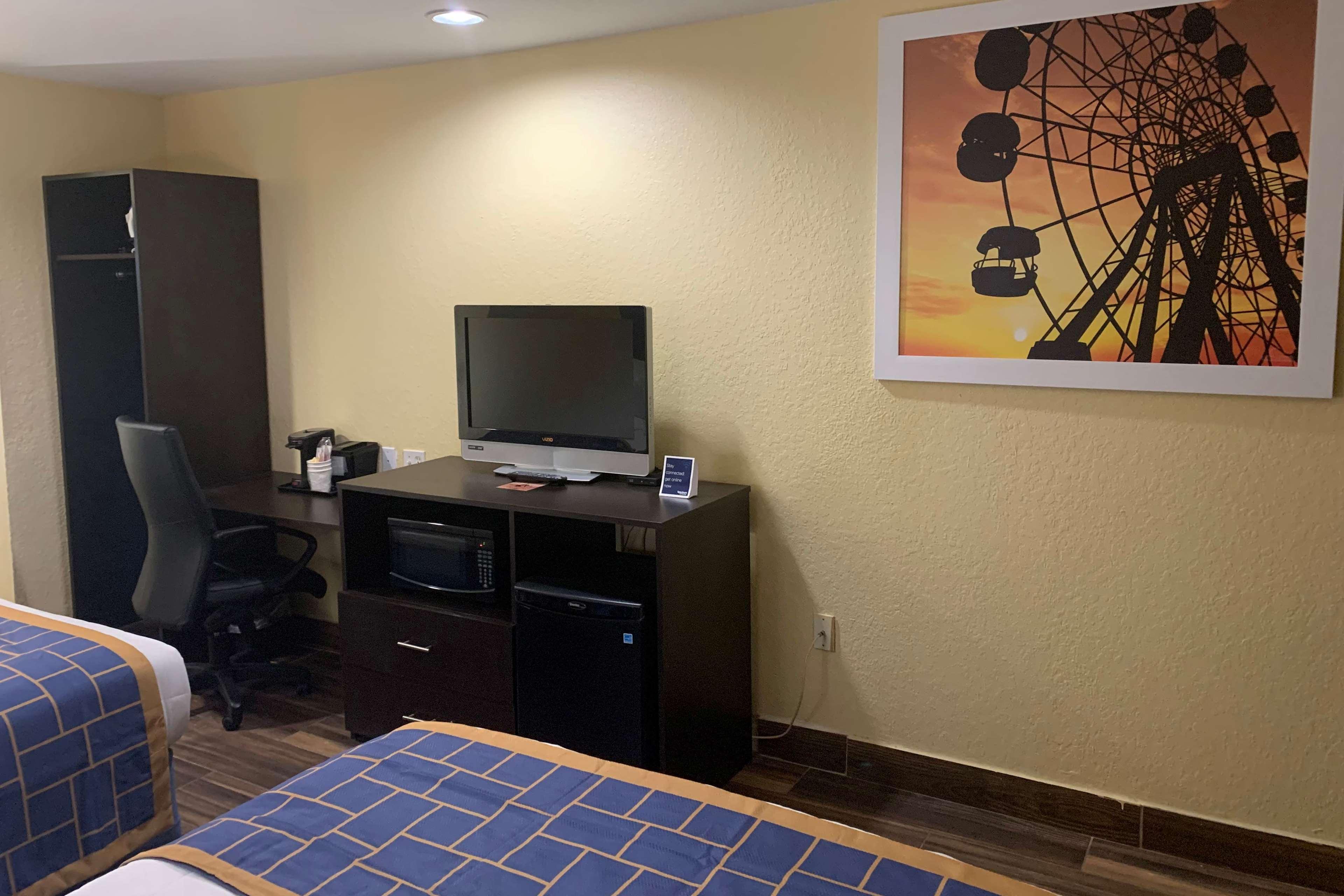 Days Inn & Suites By Wyndham Tampa/Raymond James Stadium Bagian luar foto