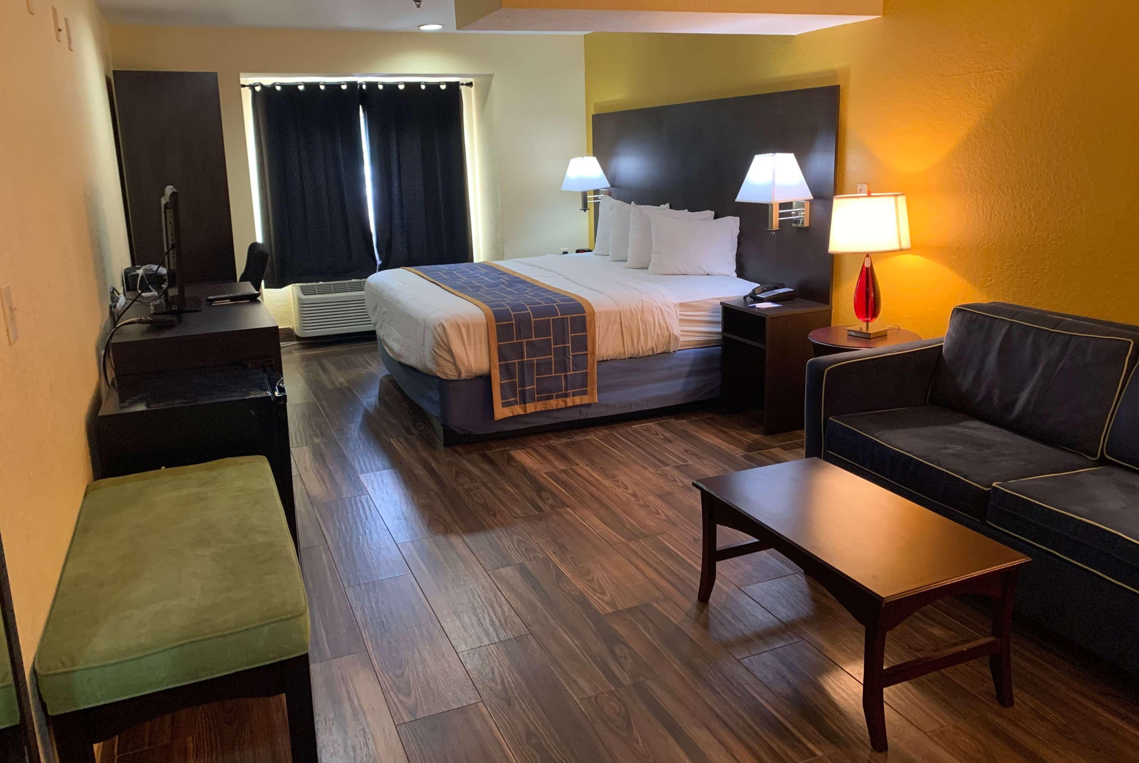 Days Inn & Suites By Wyndham Tampa/Raymond James Stadium Bagian luar foto