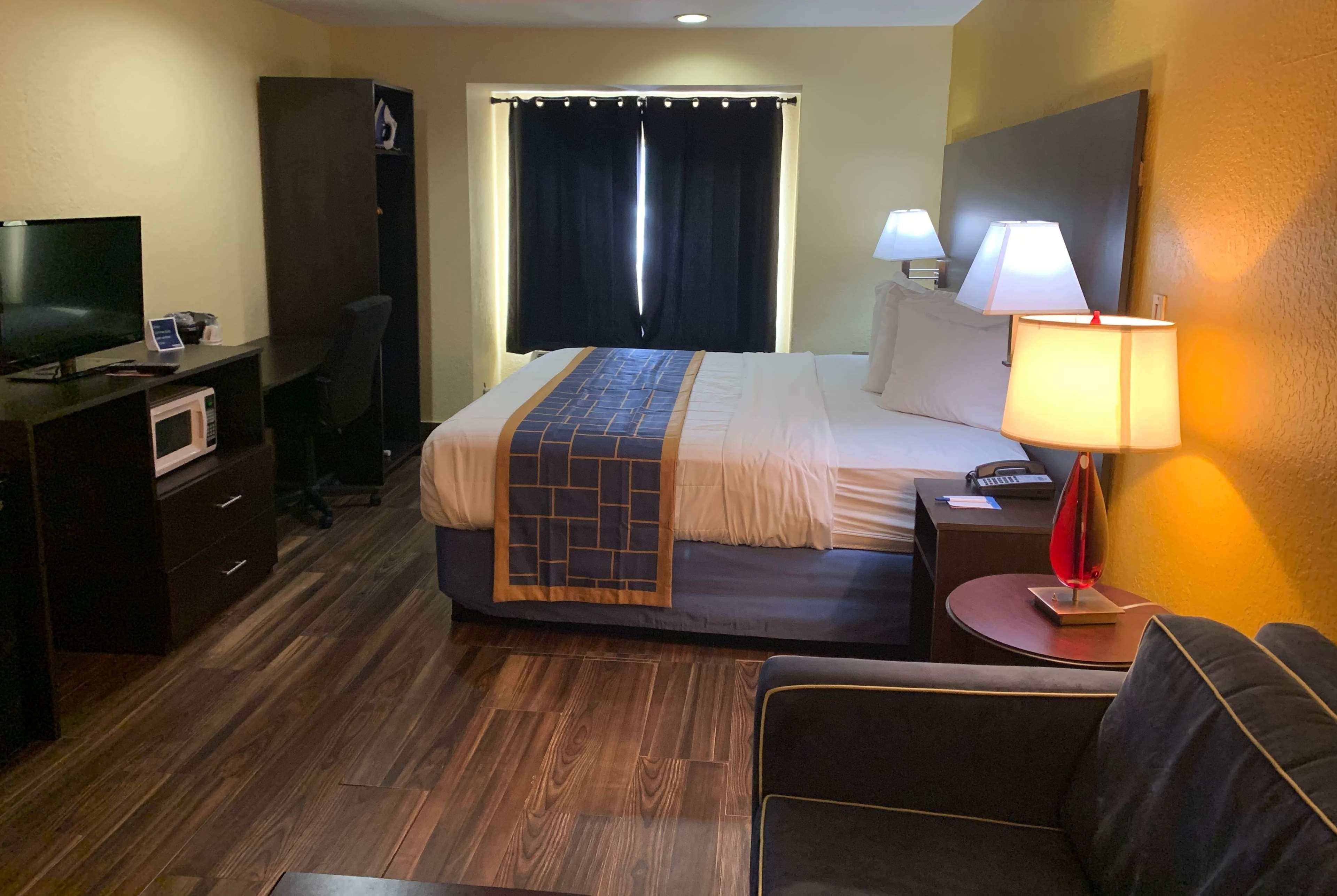 Days Inn & Suites By Wyndham Tampa/Raymond James Stadium Bagian luar foto