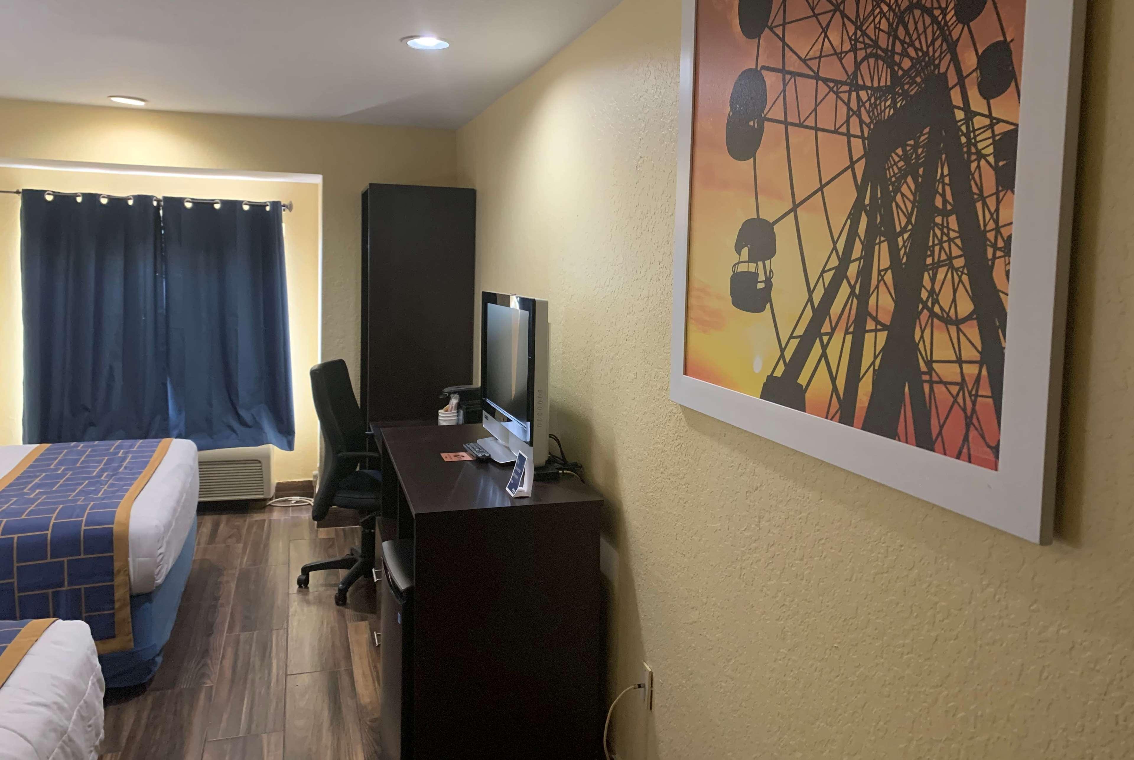 Days Inn & Suites By Wyndham Tampa/Raymond James Stadium Bagian luar foto