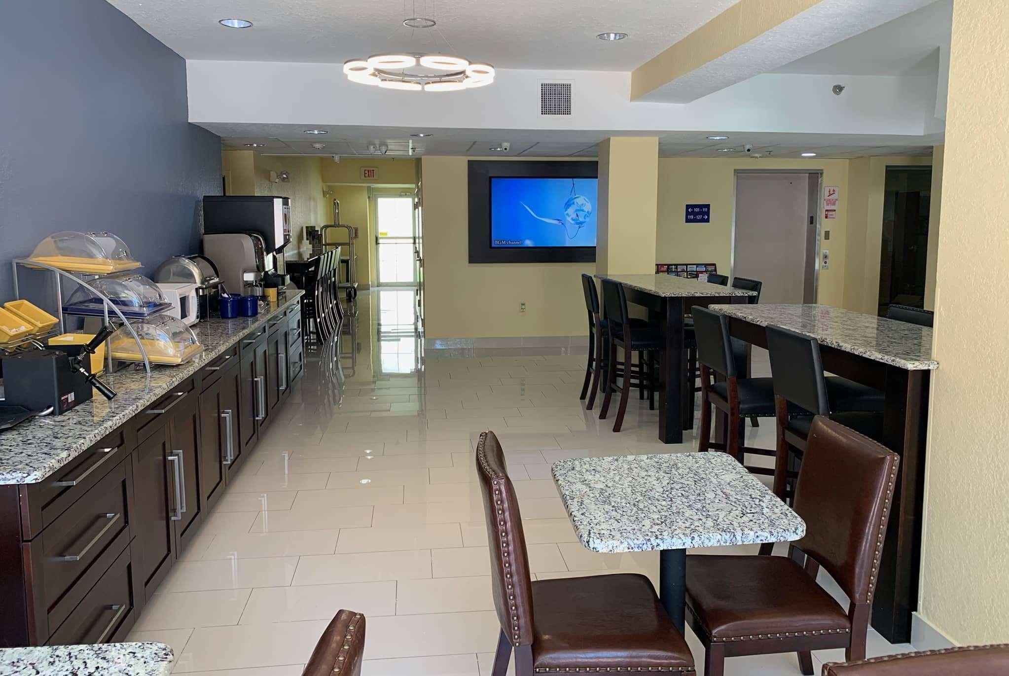Days Inn & Suites By Wyndham Tampa/Raymond James Stadium Bagian luar foto