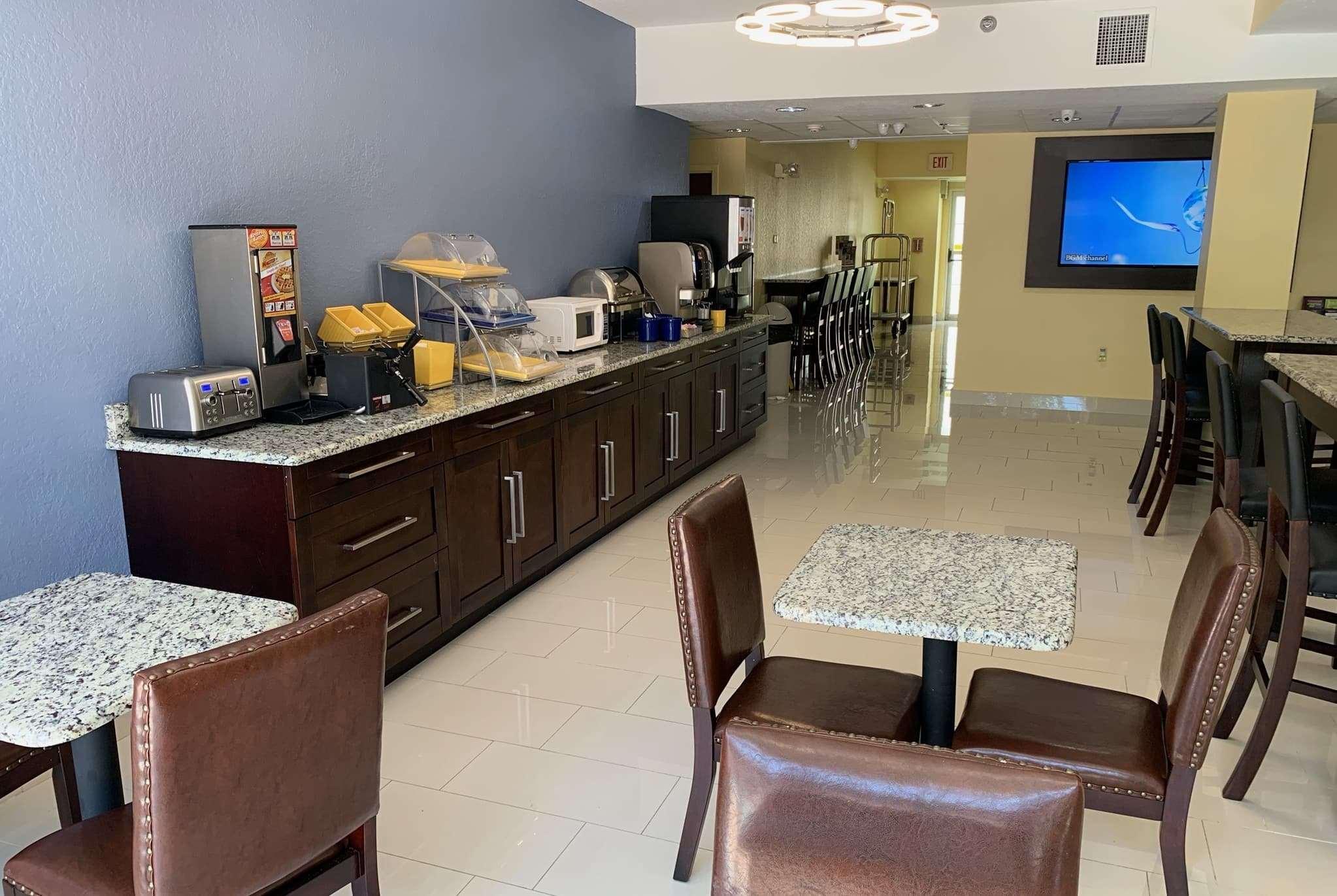 Days Inn & Suites By Wyndham Tampa/Raymond James Stadium Bagian luar foto