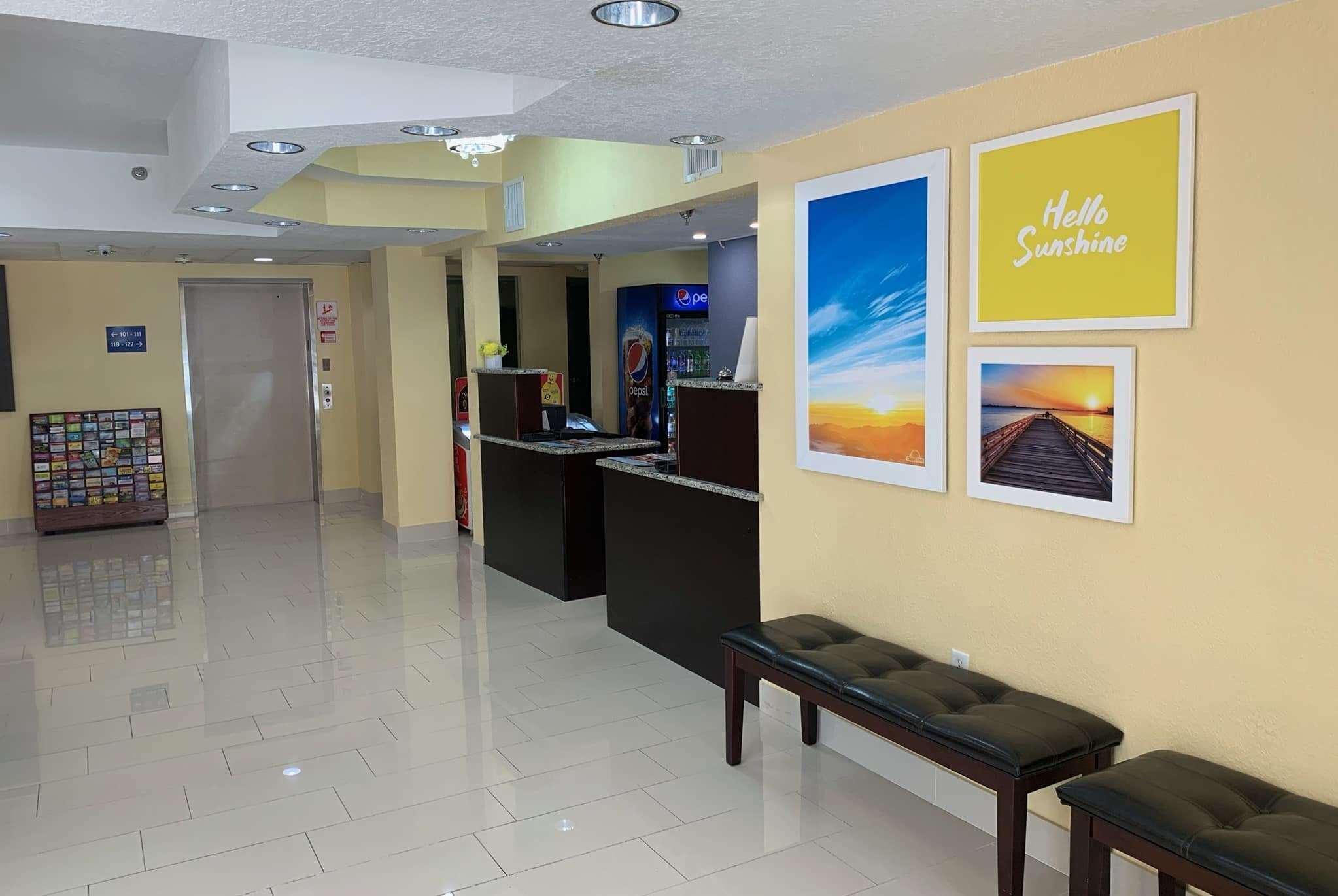 Days Inn & Suites By Wyndham Tampa/Raymond James Stadium Bagian luar foto