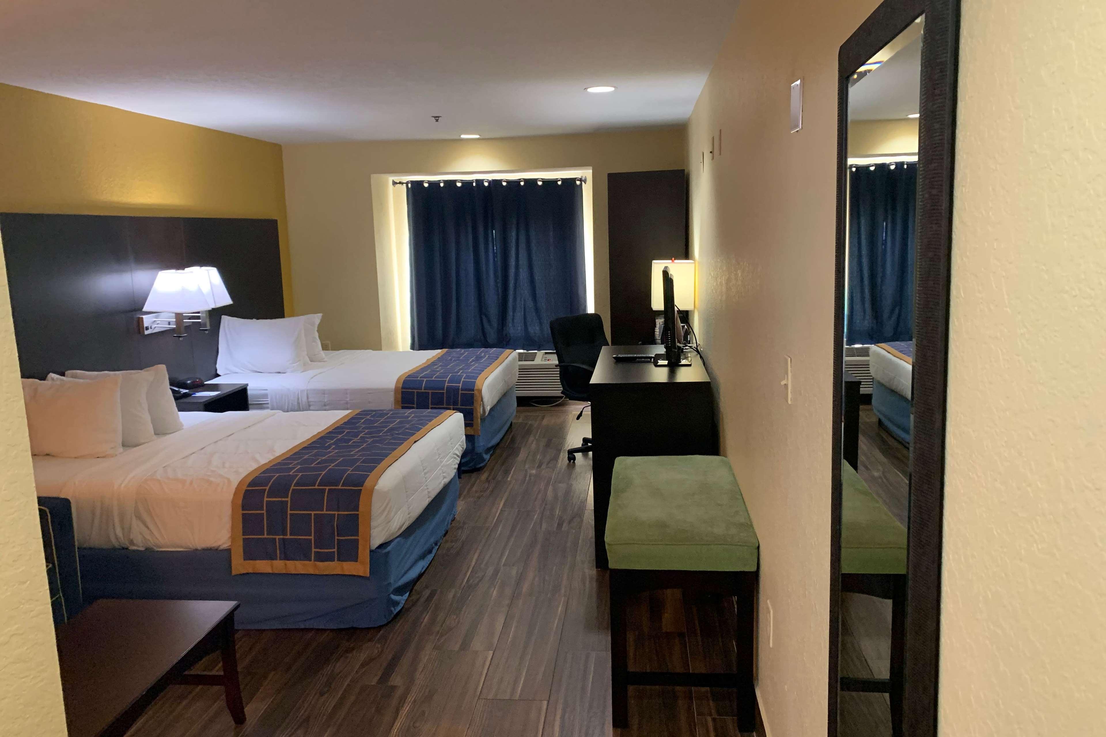 Days Inn & Suites By Wyndham Tampa/Raymond James Stadium Bagian luar foto
