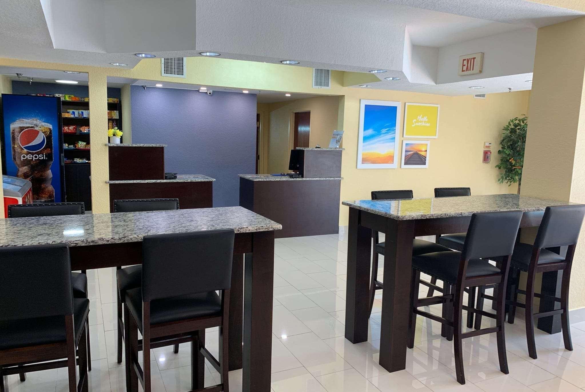 Days Inn & Suites By Wyndham Tampa/Raymond James Stadium Bagian luar foto