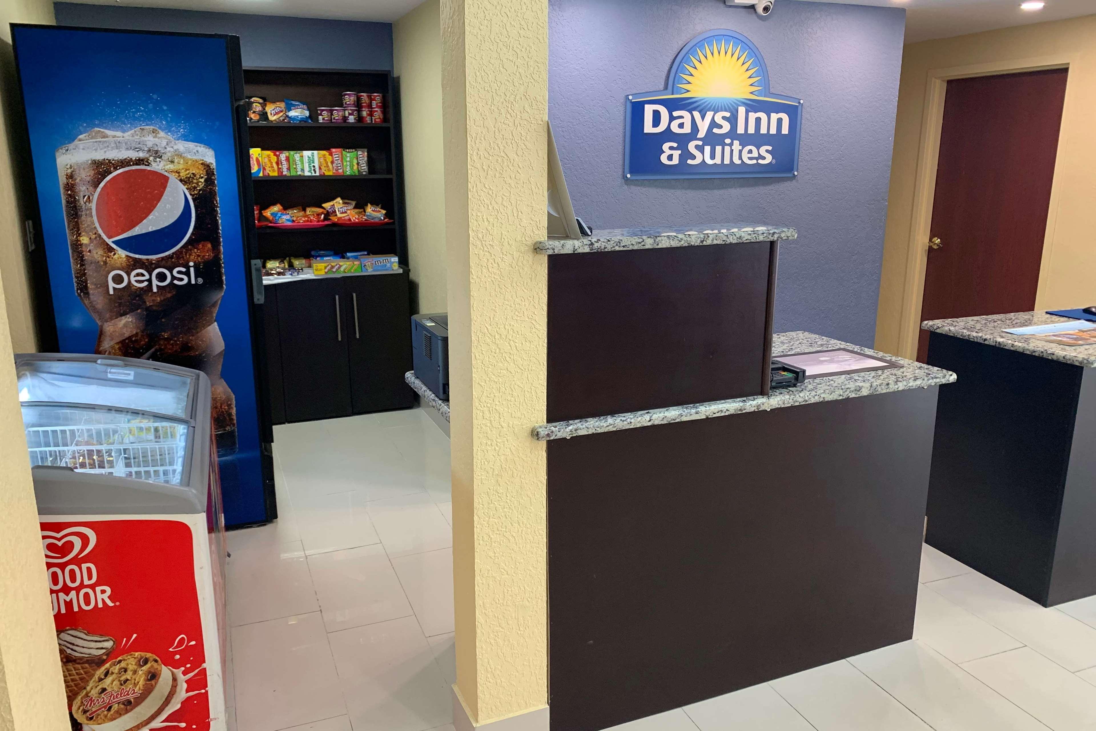 Days Inn & Suites By Wyndham Tampa/Raymond James Stadium Bagian luar foto