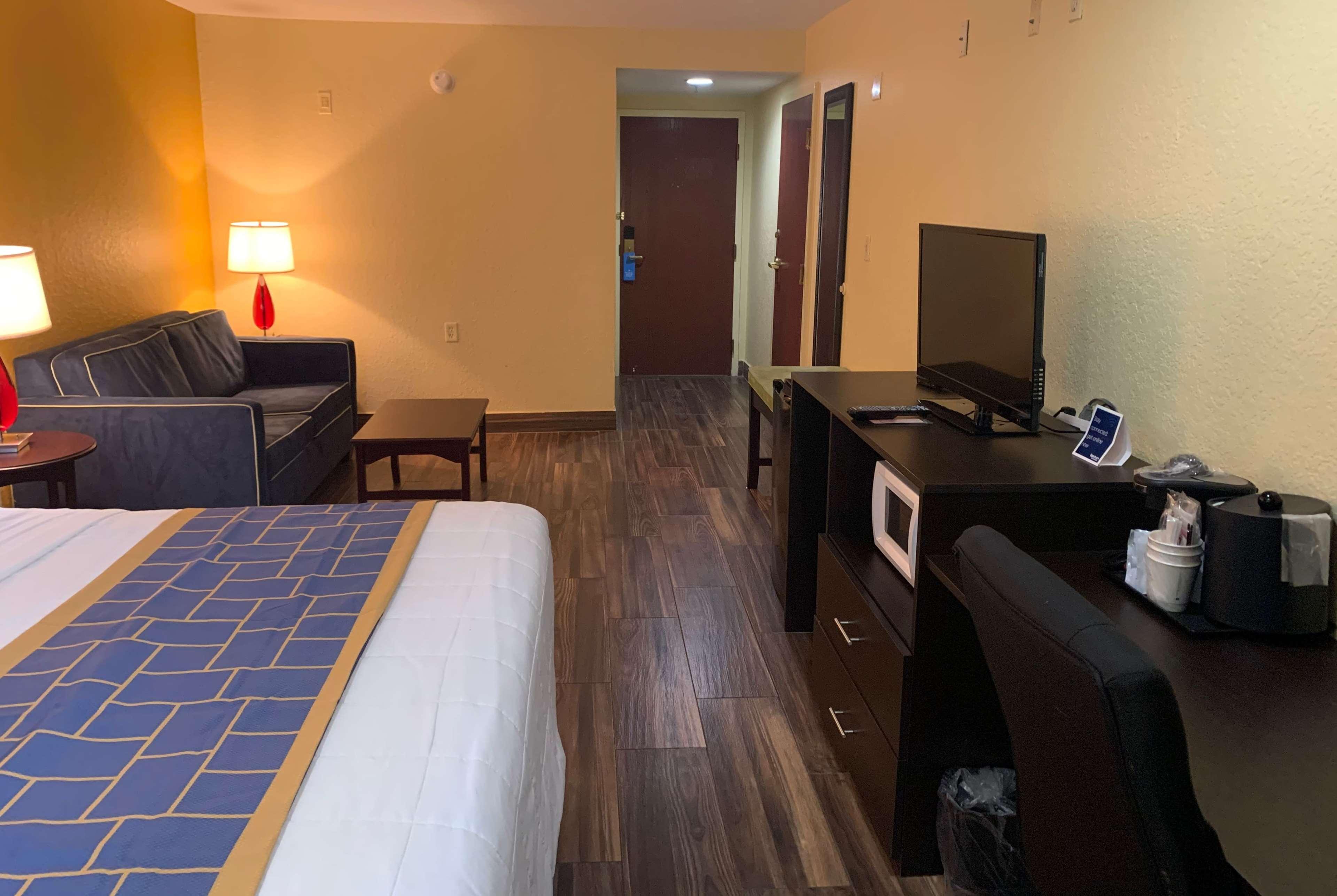 Days Inn & Suites By Wyndham Tampa/Raymond James Stadium Bagian luar foto