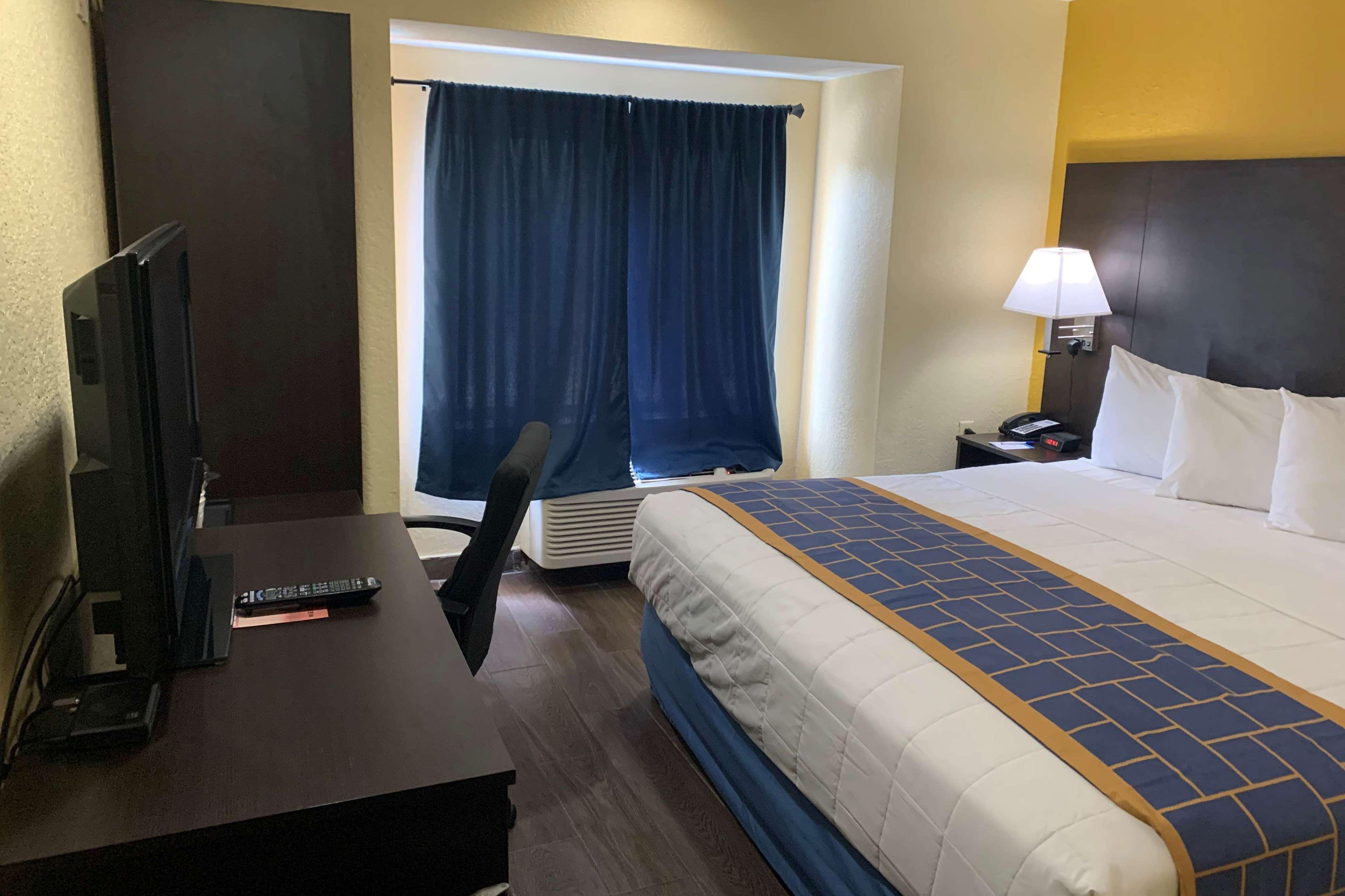 Days Inn & Suites By Wyndham Tampa/Raymond James Stadium Bagian luar foto
