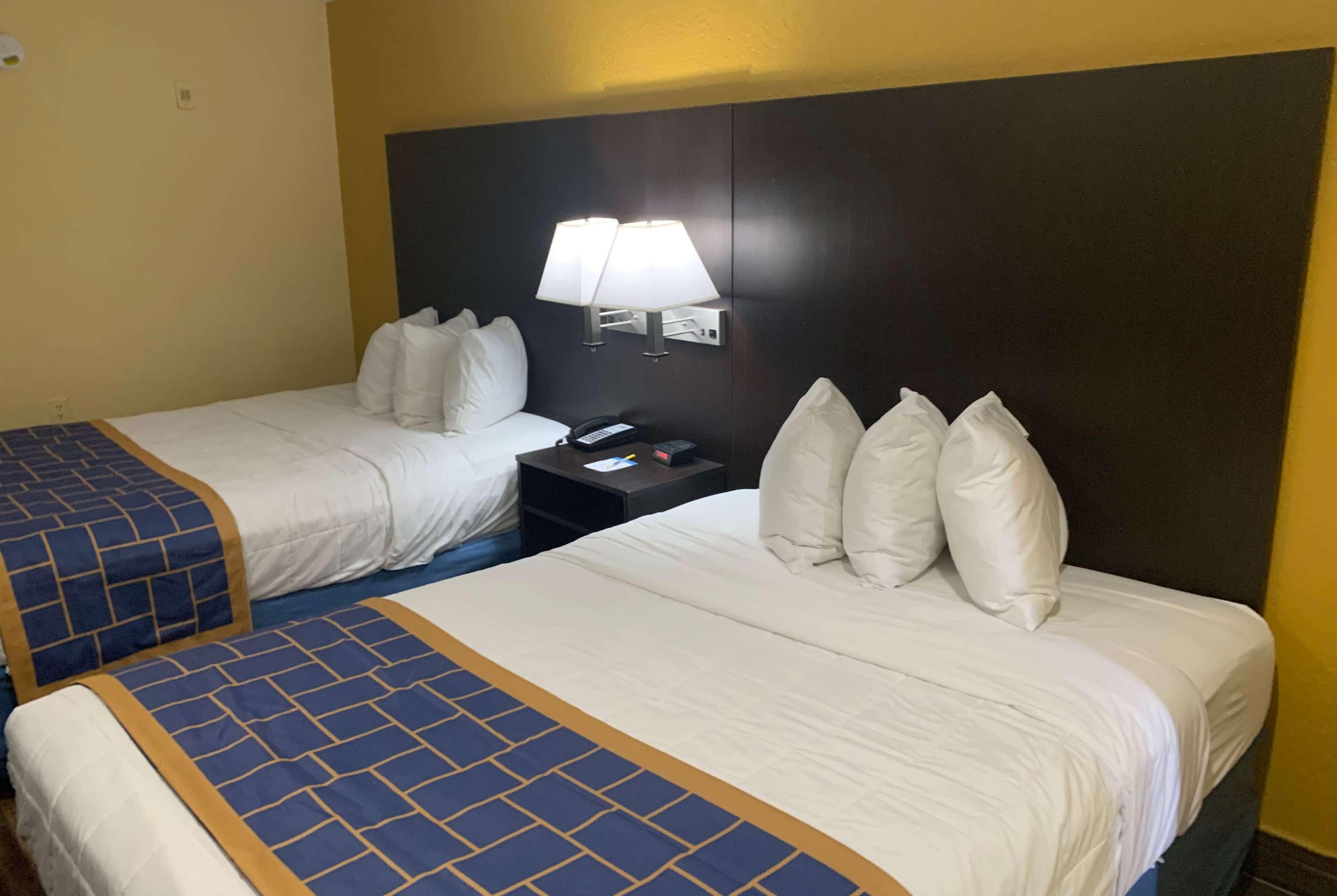 Days Inn & Suites By Wyndham Tampa/Raymond James Stadium Bagian luar foto