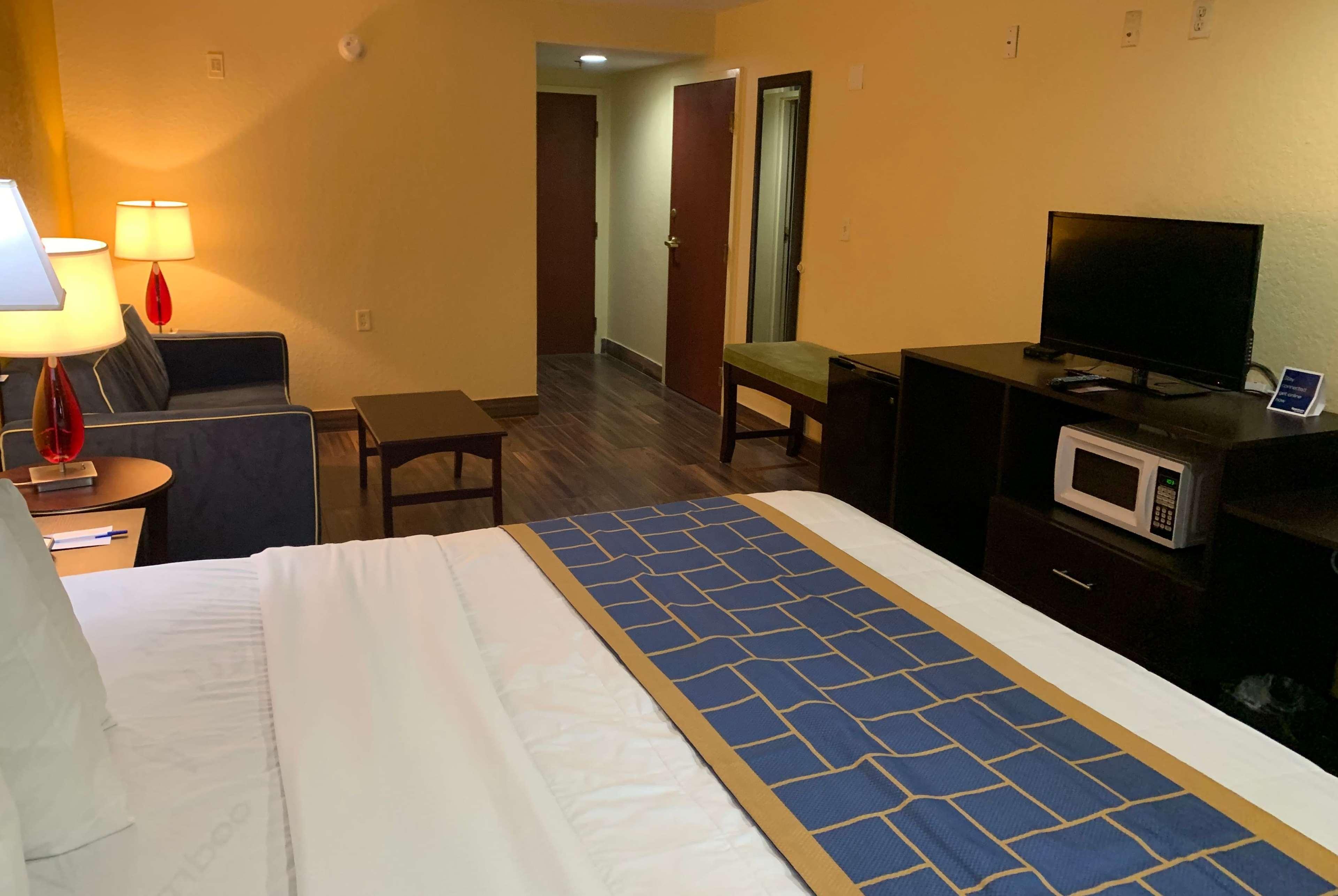 Days Inn & Suites By Wyndham Tampa/Raymond James Stadium Bagian luar foto