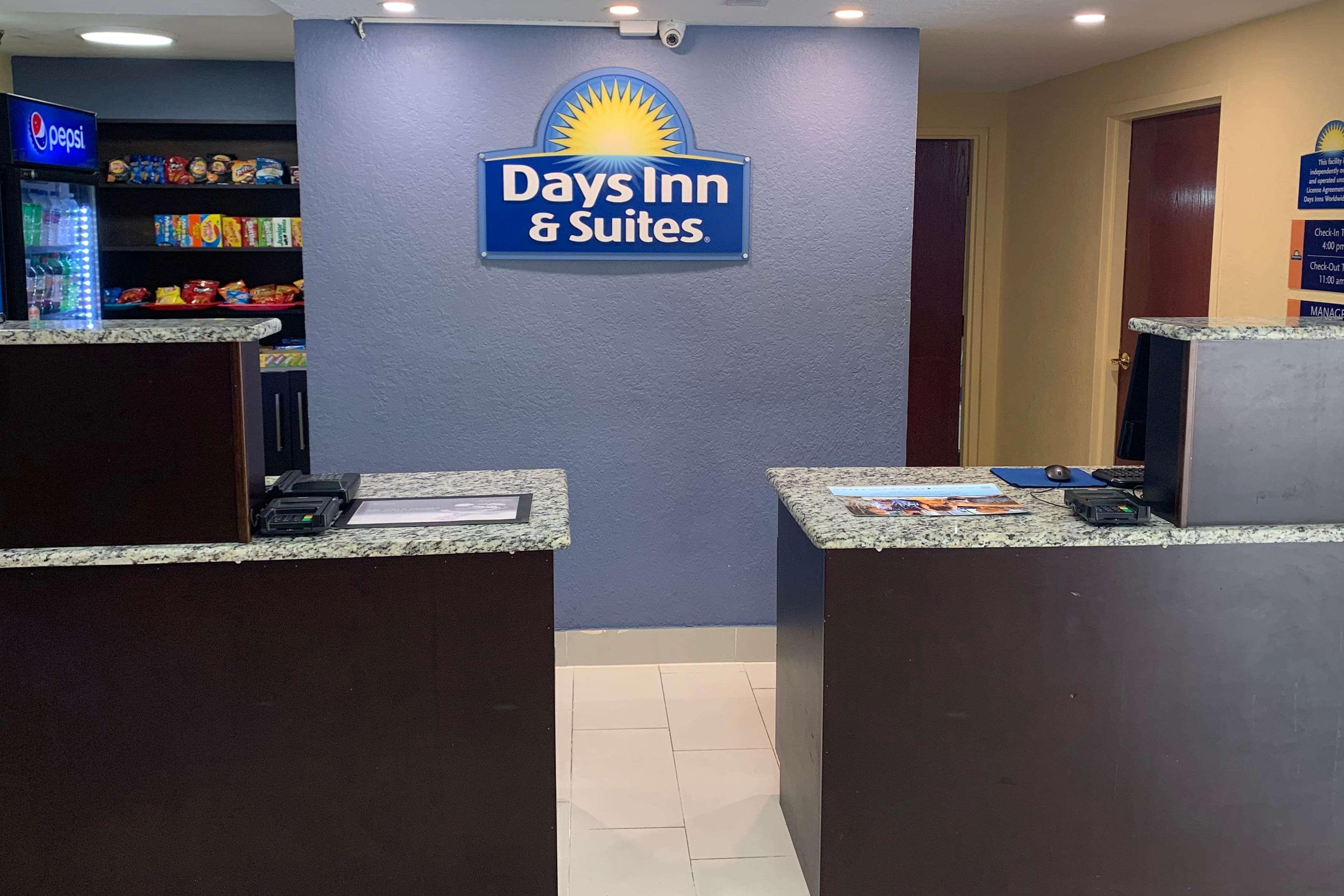 Days Inn & Suites By Wyndham Tampa/Raymond James Stadium Bagian luar foto