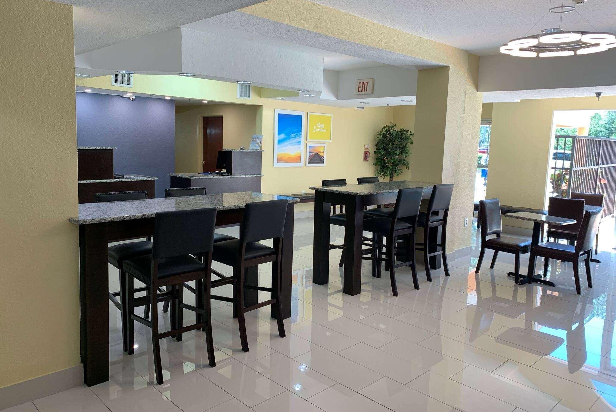 Days Inn & Suites By Wyndham Tampa/Raymond James Stadium Bagian luar foto