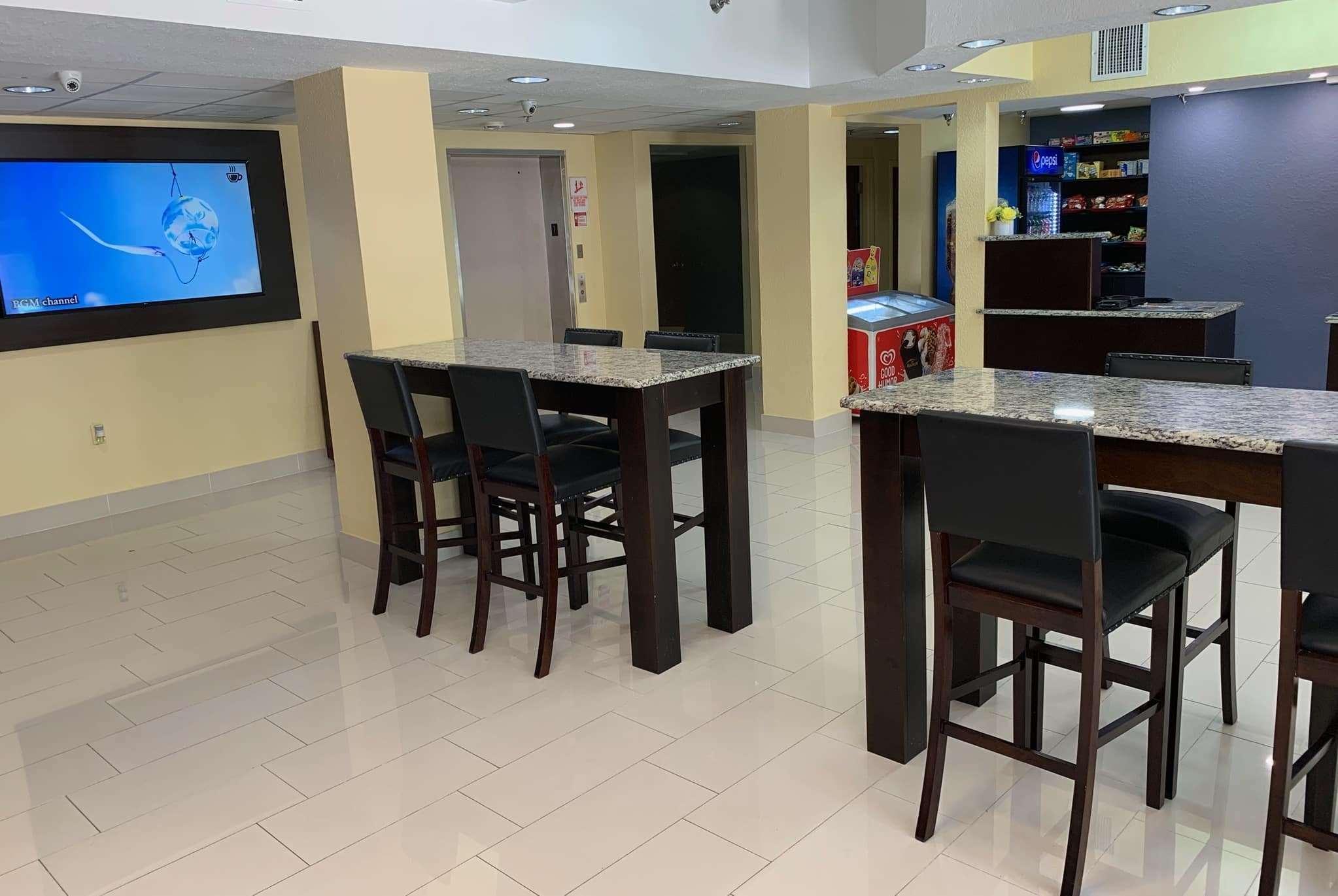 Days Inn & Suites By Wyndham Tampa/Raymond James Stadium Bagian luar foto