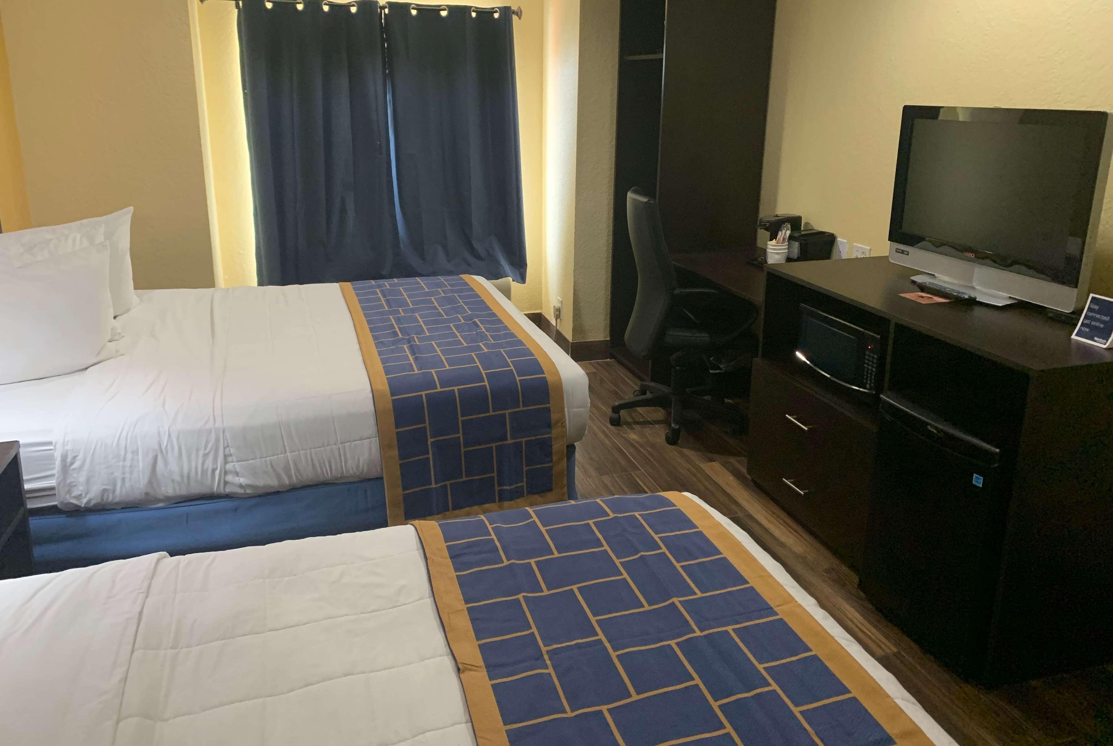 Days Inn & Suites By Wyndham Tampa/Raymond James Stadium Bagian luar foto