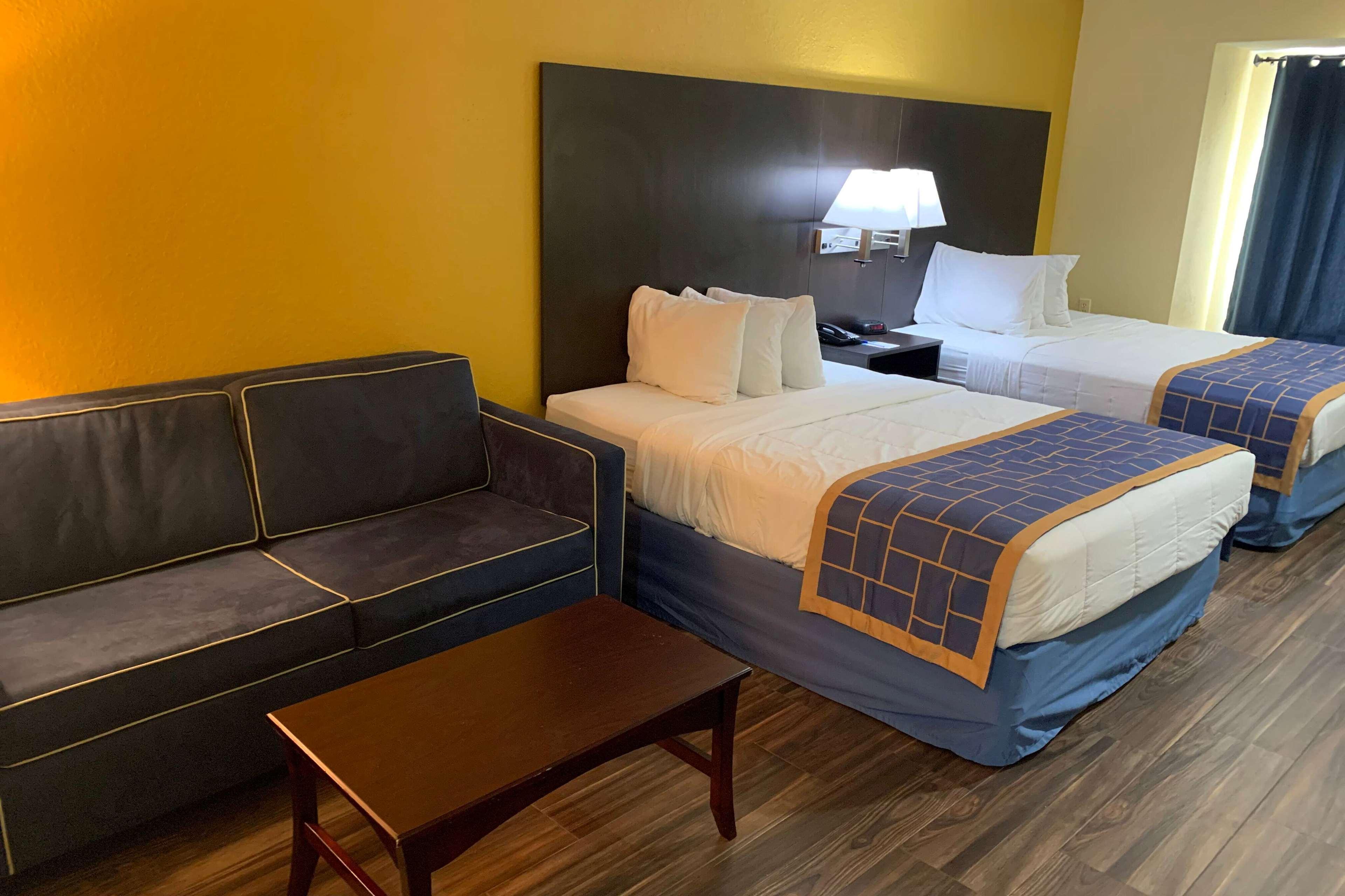 Days Inn & Suites By Wyndham Tampa/Raymond James Stadium Bagian luar foto