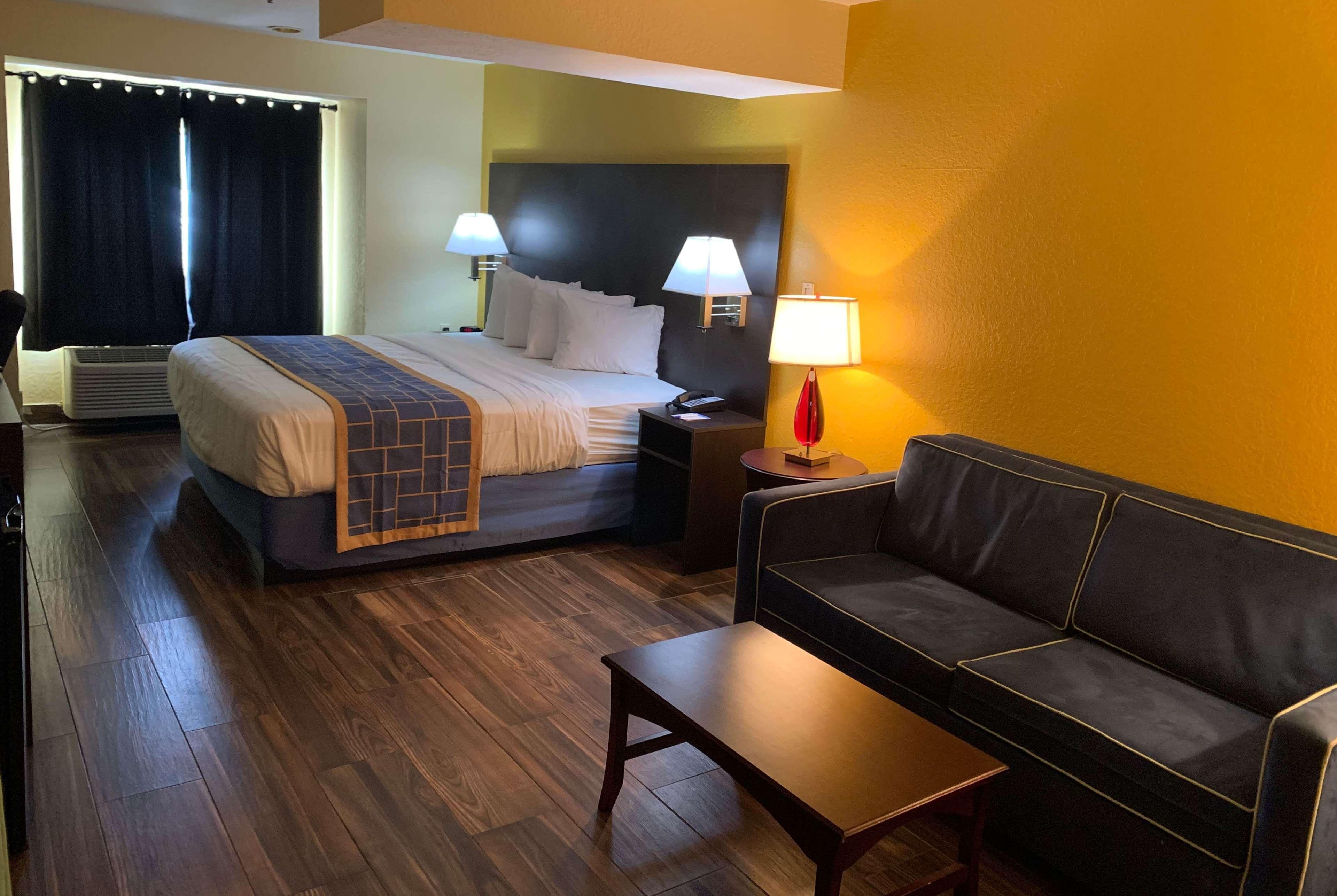 Days Inn & Suites By Wyndham Tampa/Raymond James Stadium Bagian luar foto