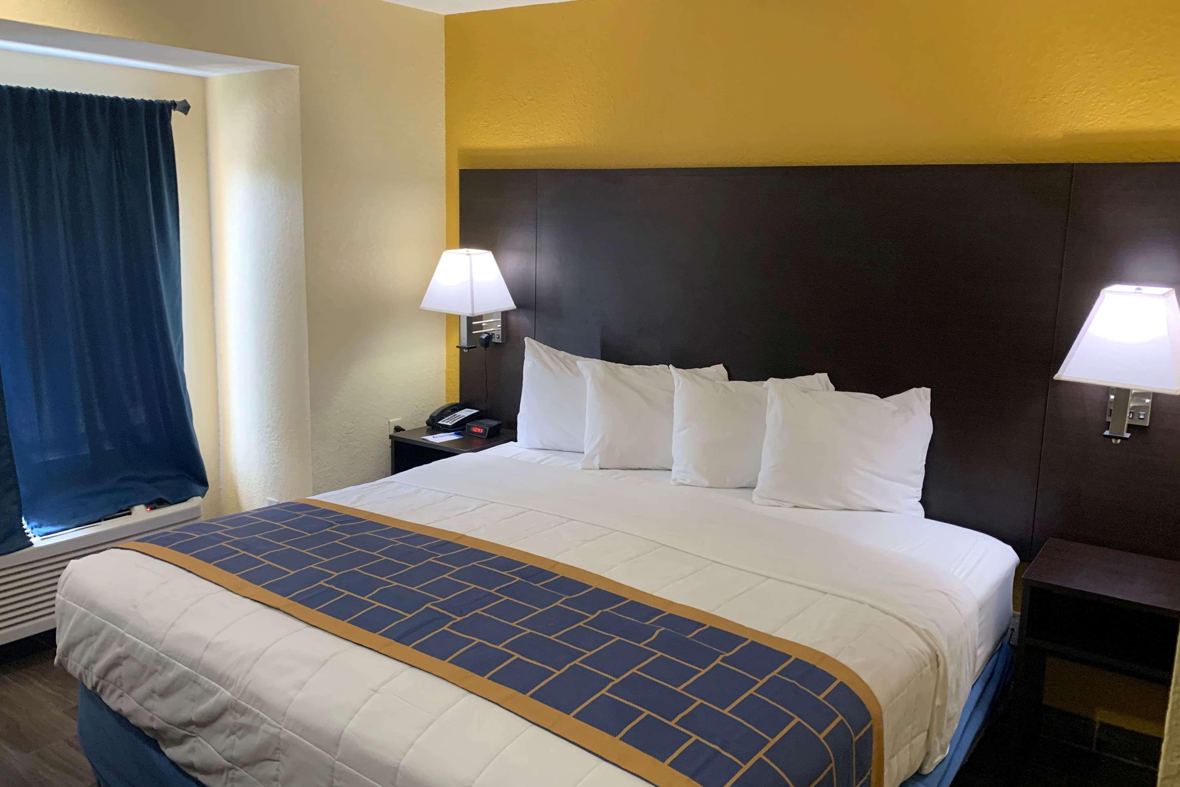 Days Inn & Suites By Wyndham Tampa/Raymond James Stadium Bagian luar foto