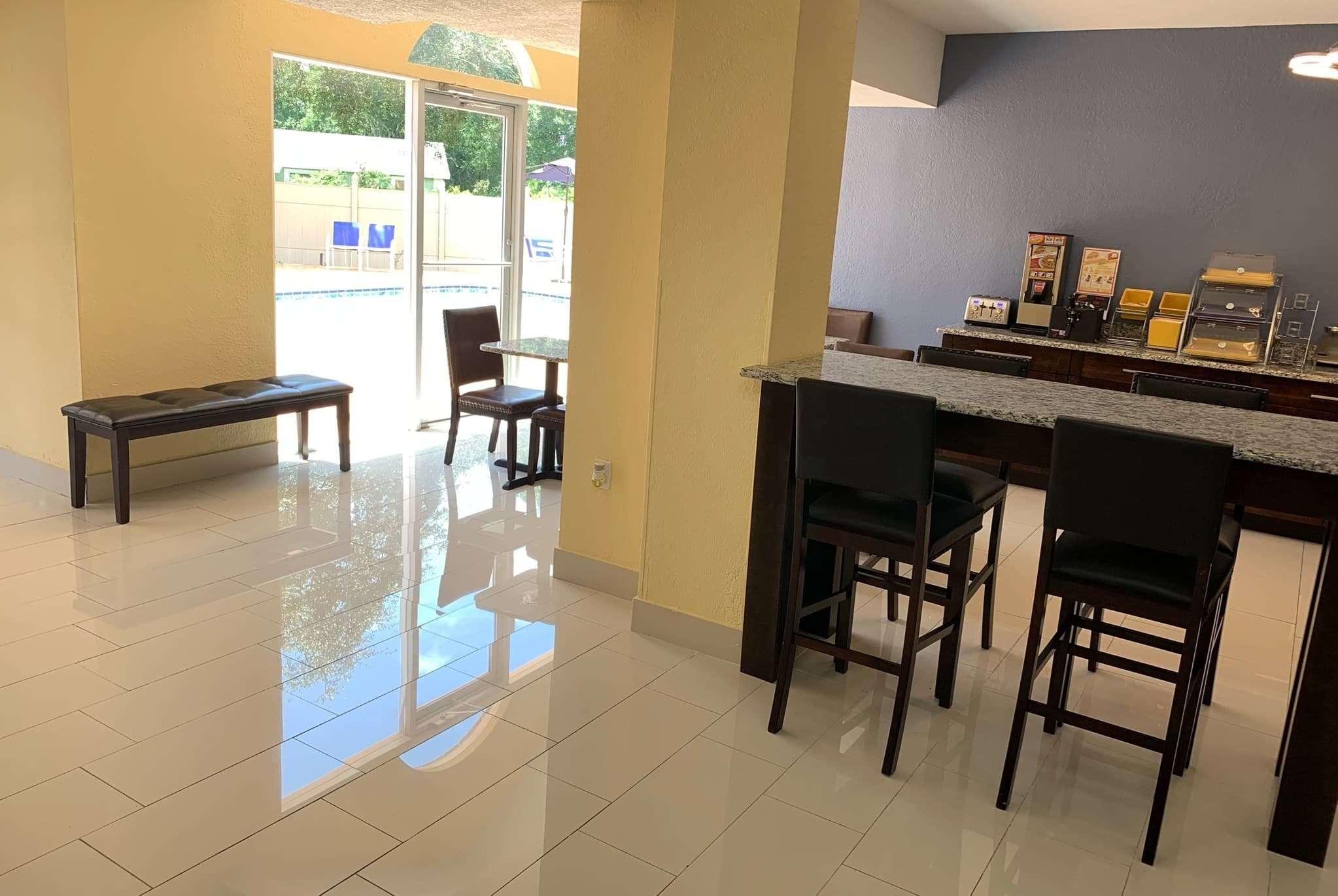 Days Inn & Suites By Wyndham Tampa/Raymond James Stadium Bagian luar foto