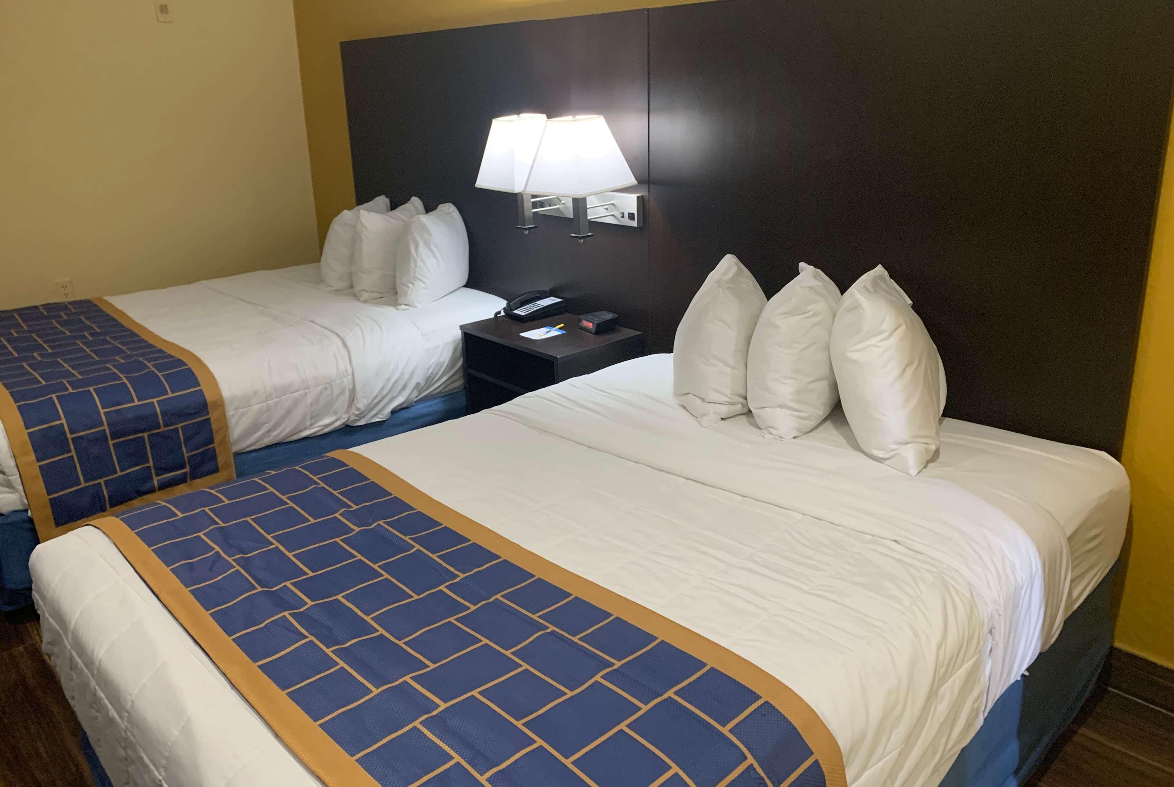 Days Inn & Suites By Wyndham Tampa/Raymond James Stadium Bagian luar foto