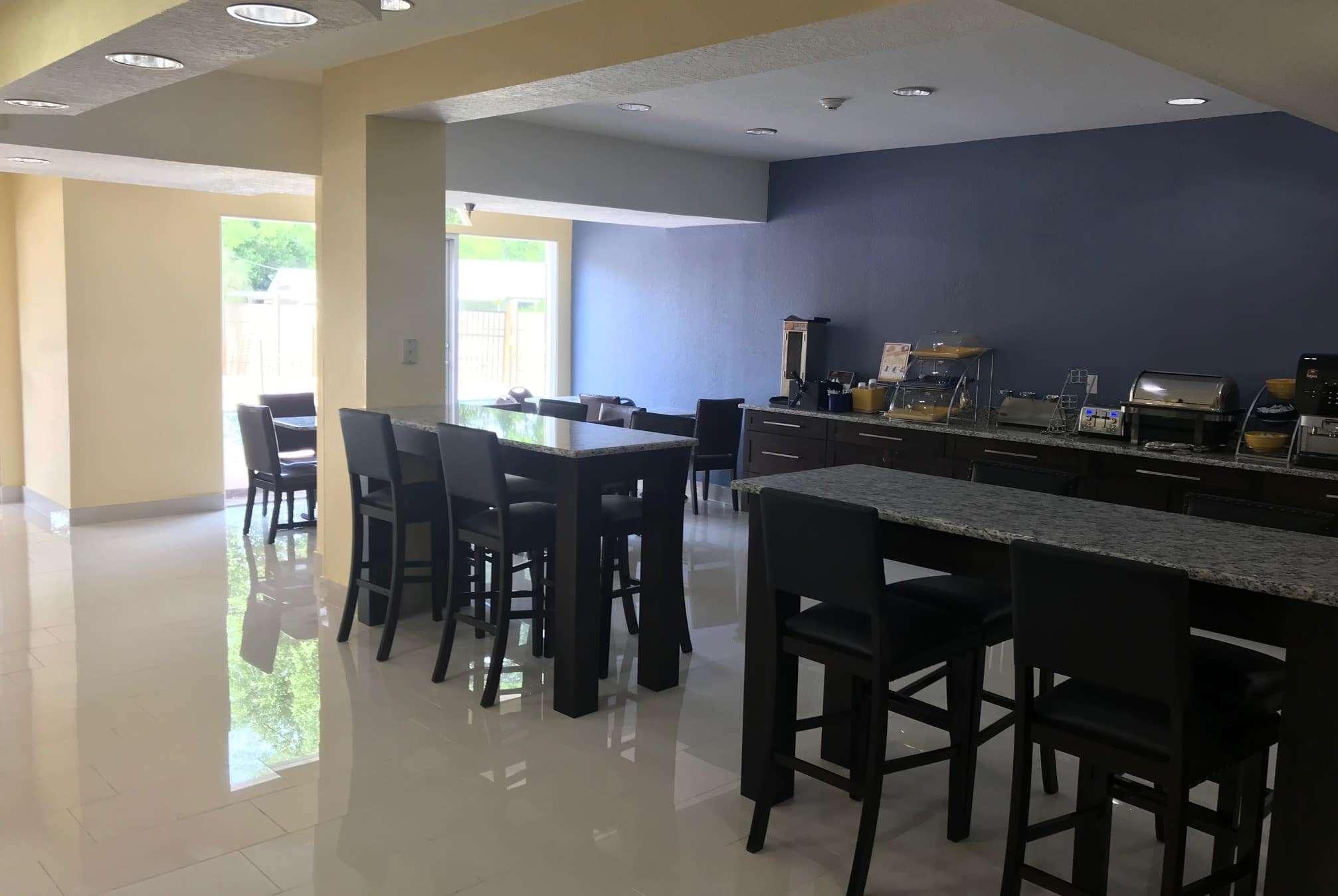 Days Inn & Suites By Wyndham Tampa/Raymond James Stadium Bagian luar foto