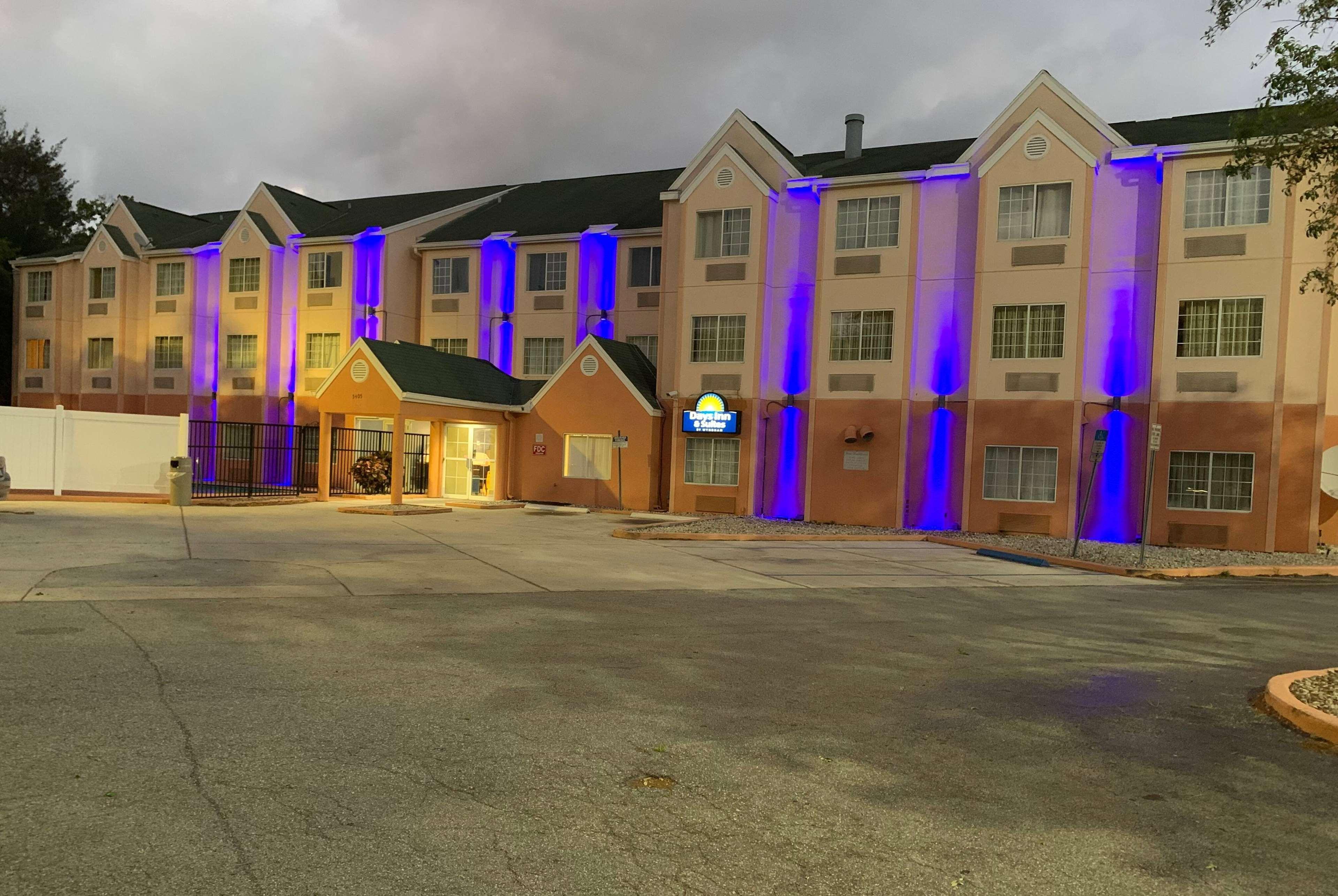 Days Inn & Suites By Wyndham Tampa/Raymond James Stadium Bagian luar foto
