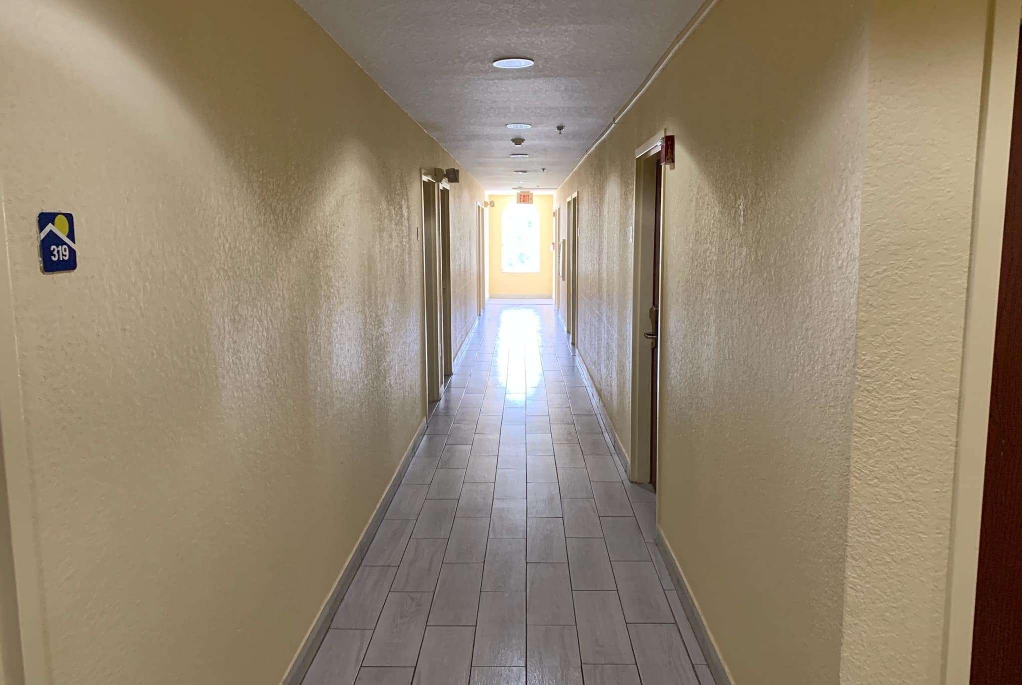 Days Inn & Suites By Wyndham Tampa/Raymond James Stadium Bagian luar foto