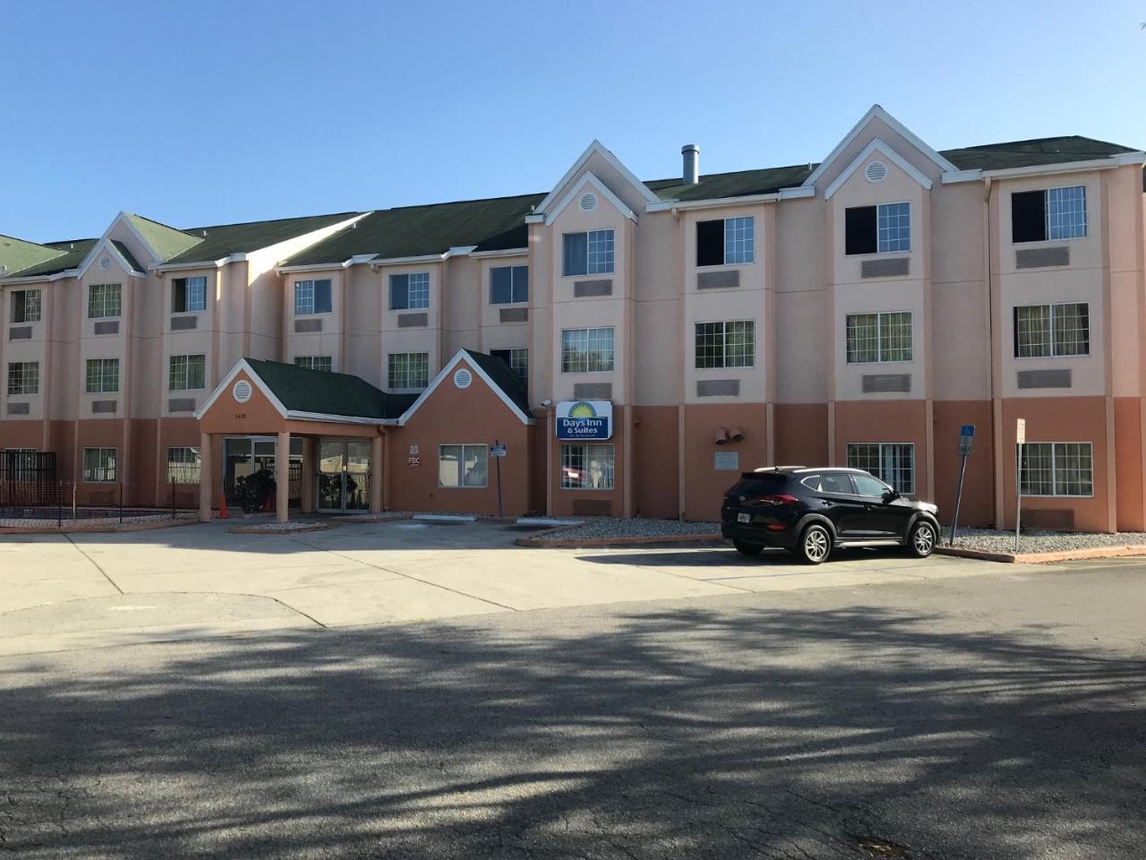 Days Inn & Suites By Wyndham Tampa/Raymond James Stadium Bagian luar foto