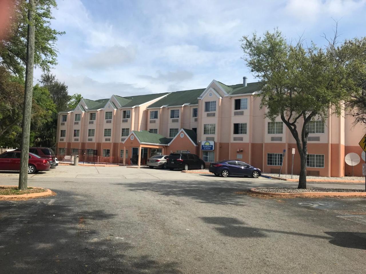 Days Inn & Suites By Wyndham Tampa/Raymond James Stadium Bagian luar foto