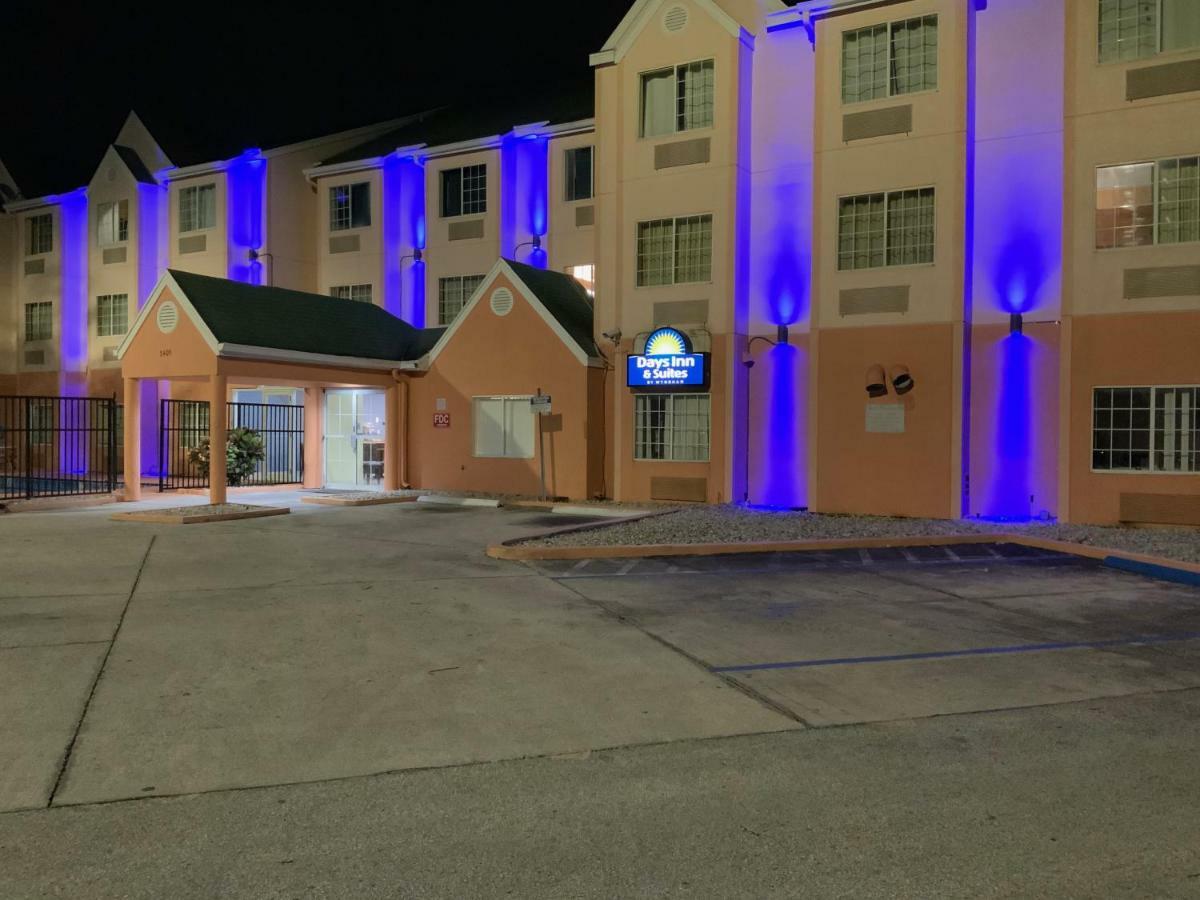 Days Inn & Suites By Wyndham Tampa/Raymond James Stadium Bagian luar foto
