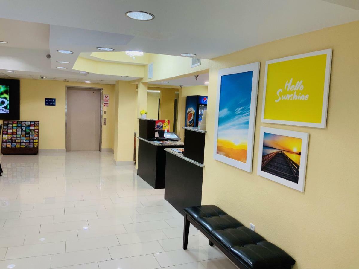 Days Inn & Suites By Wyndham Tampa/Raymond James Stadium Bagian luar foto