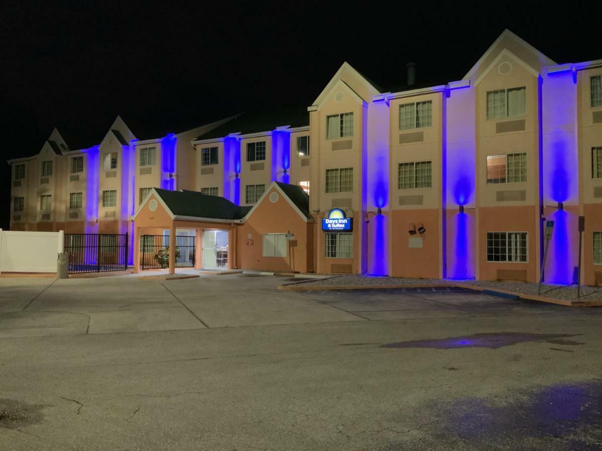 Days Inn & Suites By Wyndham Tampa/Raymond James Stadium Bagian luar foto