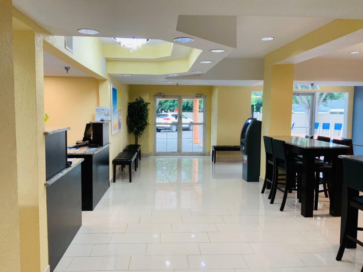 Days Inn & Suites By Wyndham Tampa/Raymond James Stadium Bagian luar foto