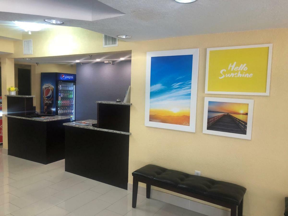 Days Inn & Suites By Wyndham Tampa/Raymond James Stadium Bagian luar foto