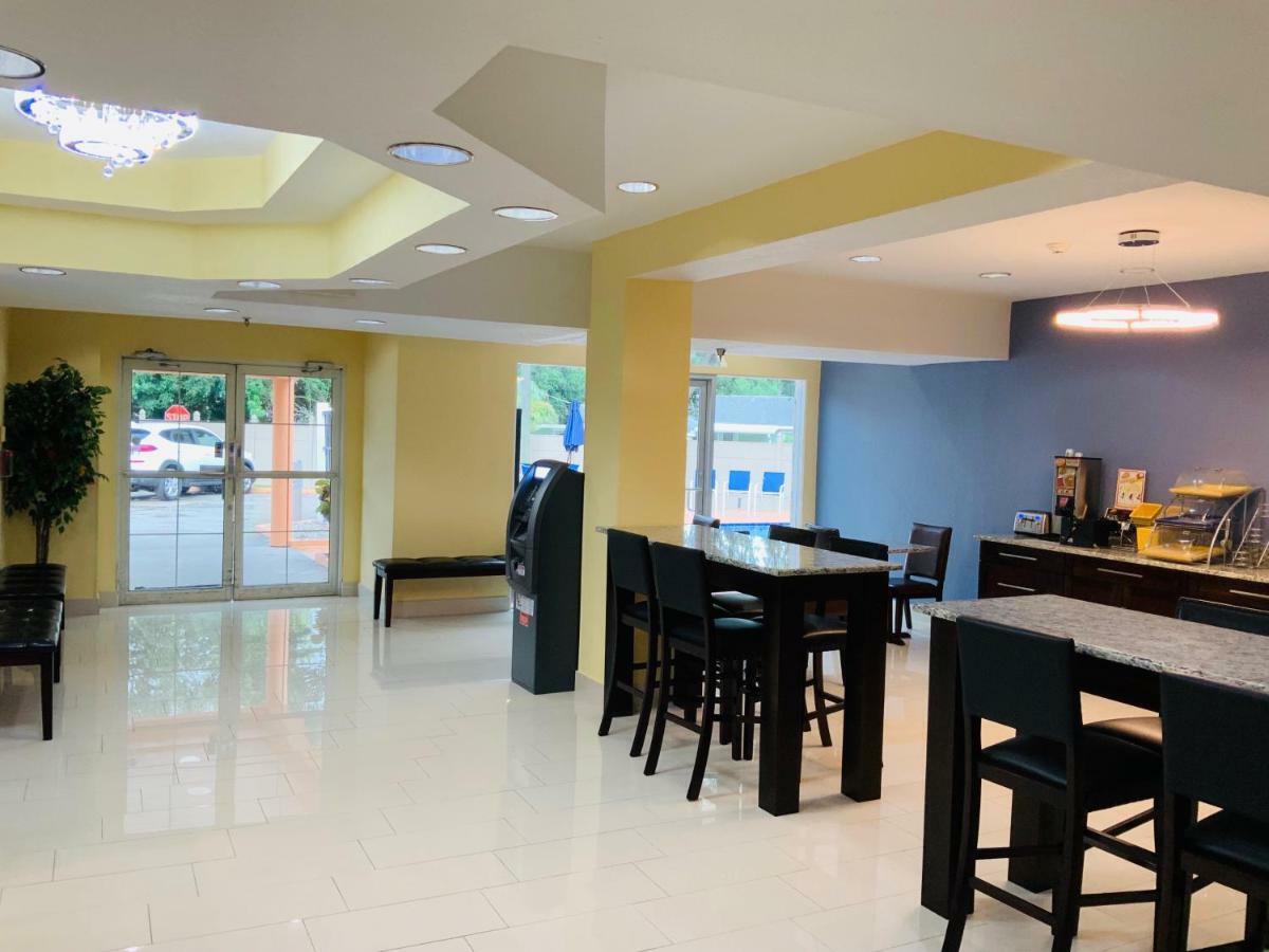 Days Inn & Suites By Wyndham Tampa/Raymond James Stadium Bagian luar foto