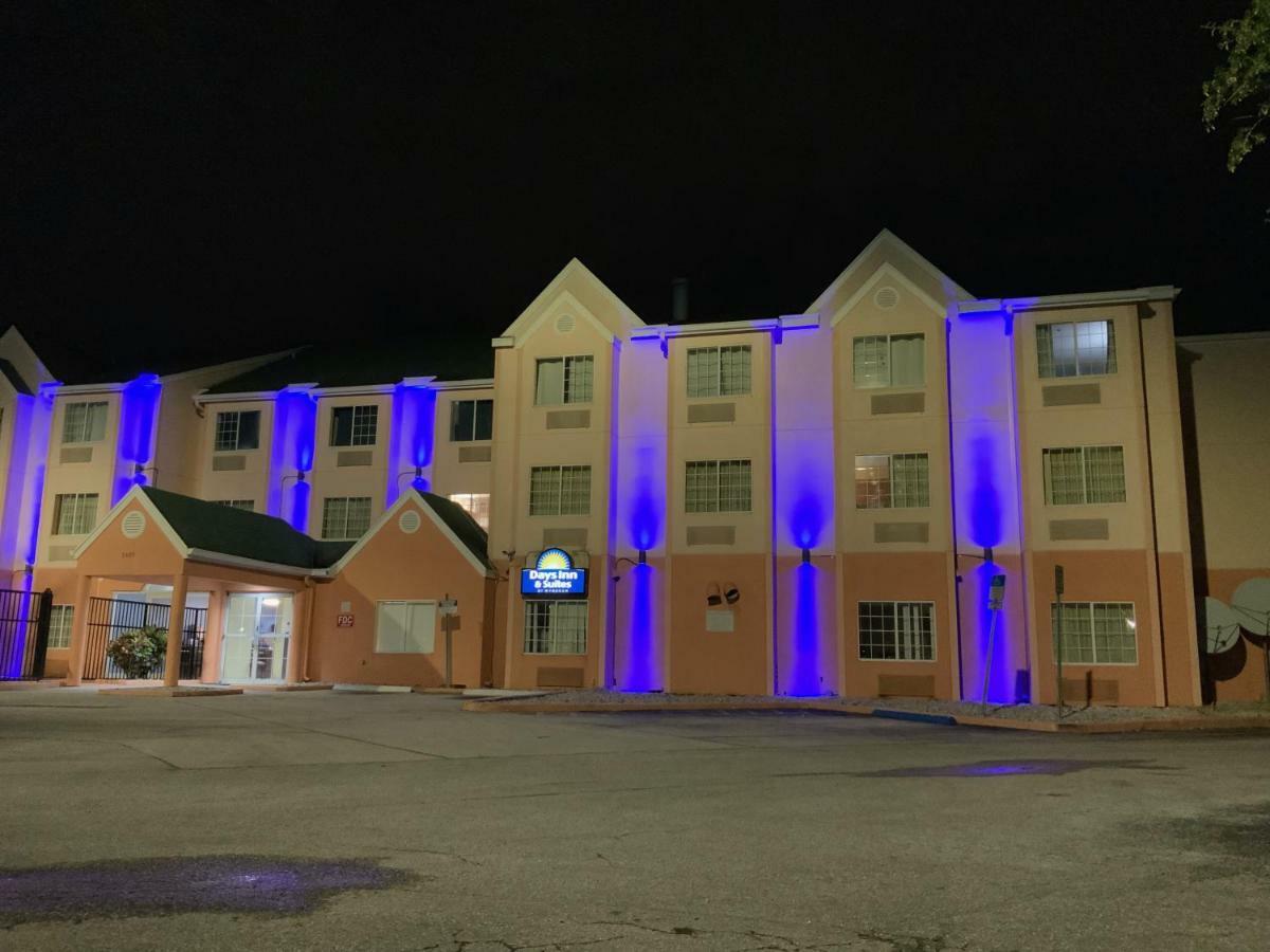 Days Inn & Suites By Wyndham Tampa/Raymond James Stadium Bagian luar foto