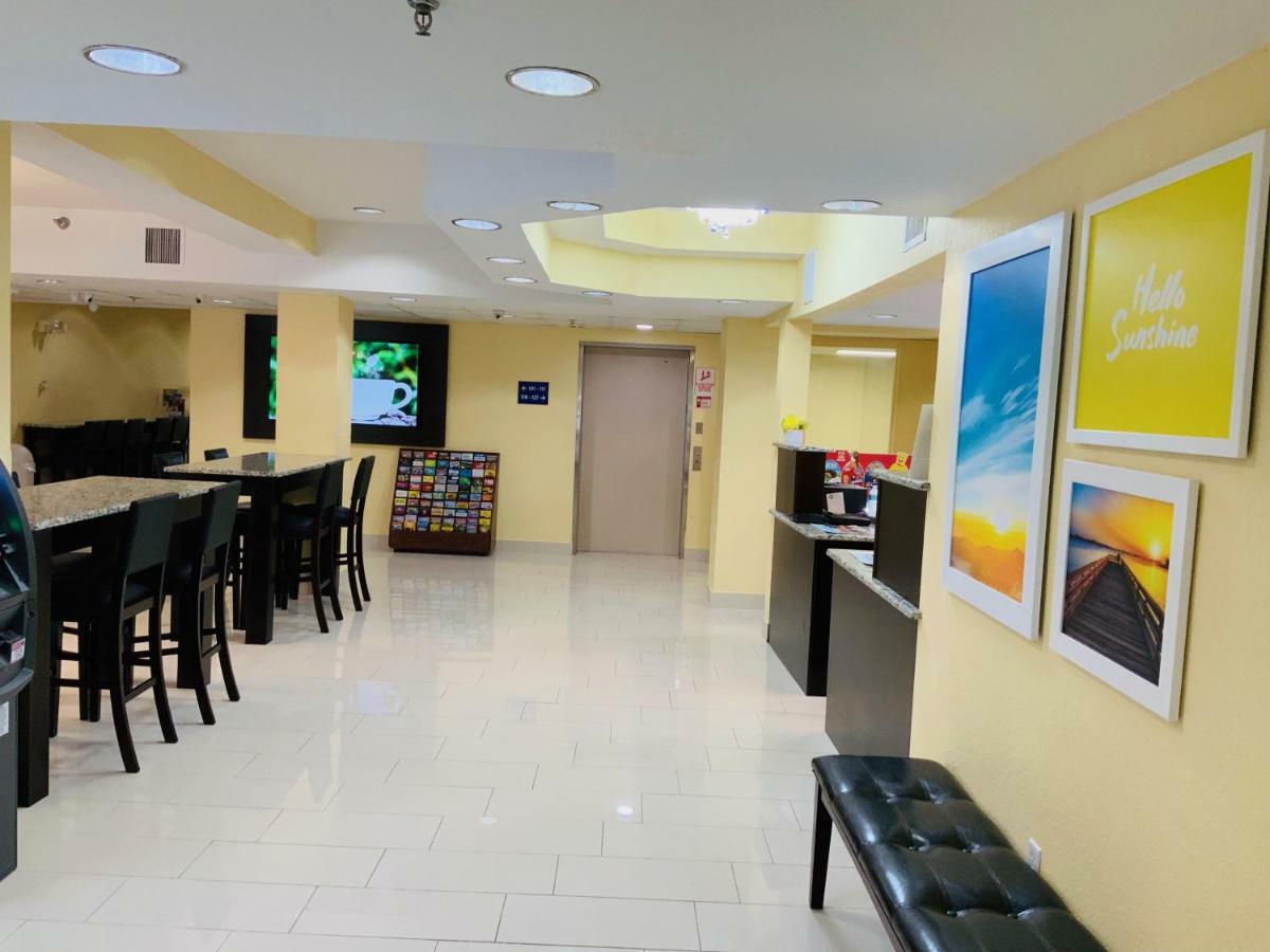 Days Inn & Suites By Wyndham Tampa/Raymond James Stadium Bagian luar foto