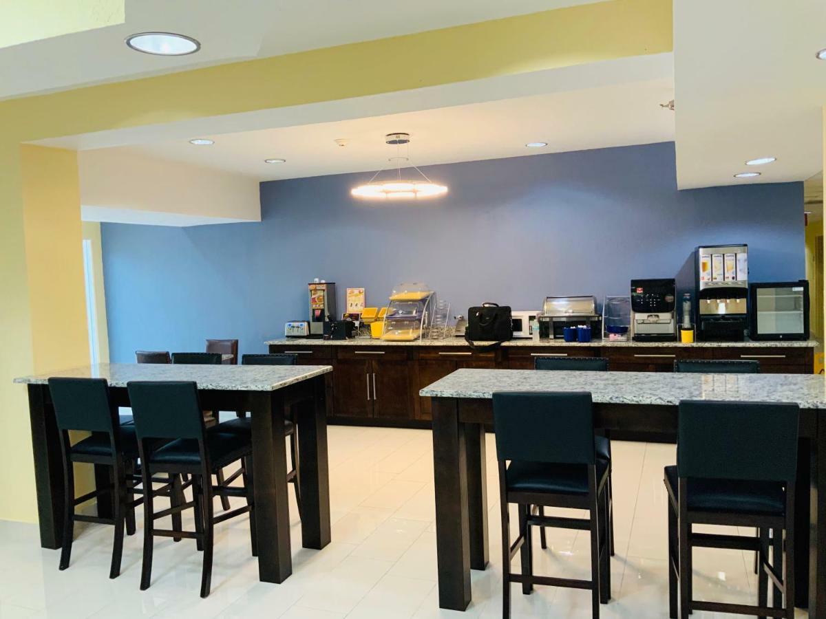 Days Inn & Suites By Wyndham Tampa/Raymond James Stadium Bagian luar foto