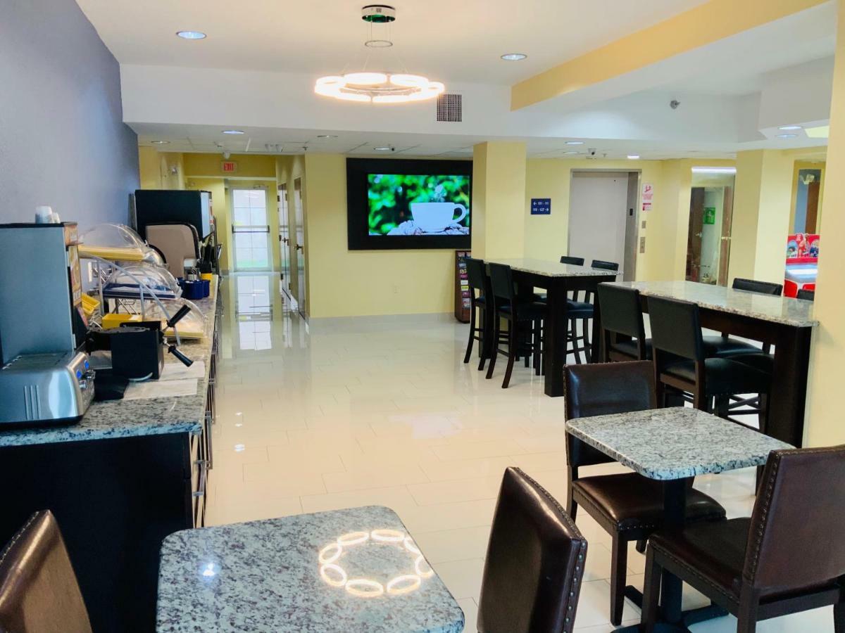 Days Inn & Suites By Wyndham Tampa/Raymond James Stadium Bagian luar foto