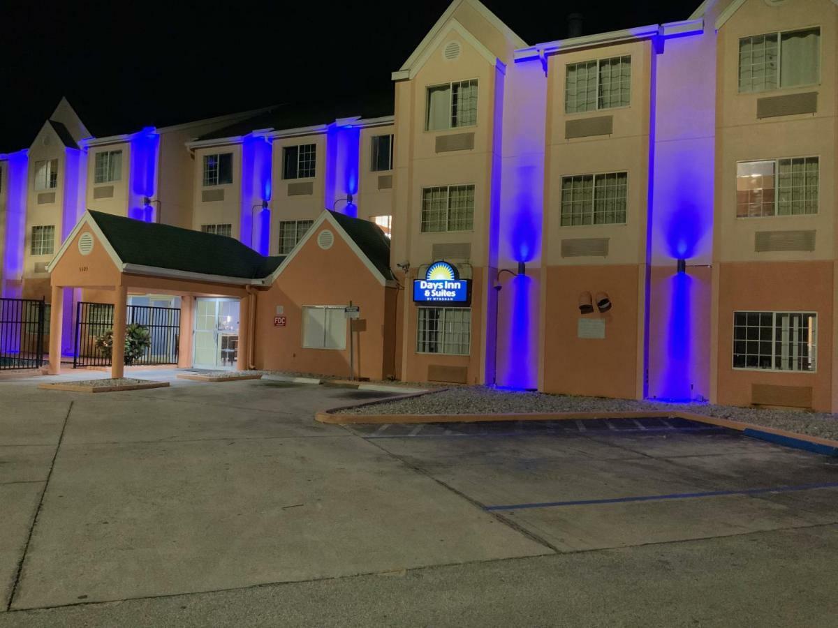 Days Inn & Suites By Wyndham Tampa/Raymond James Stadium Bagian luar foto