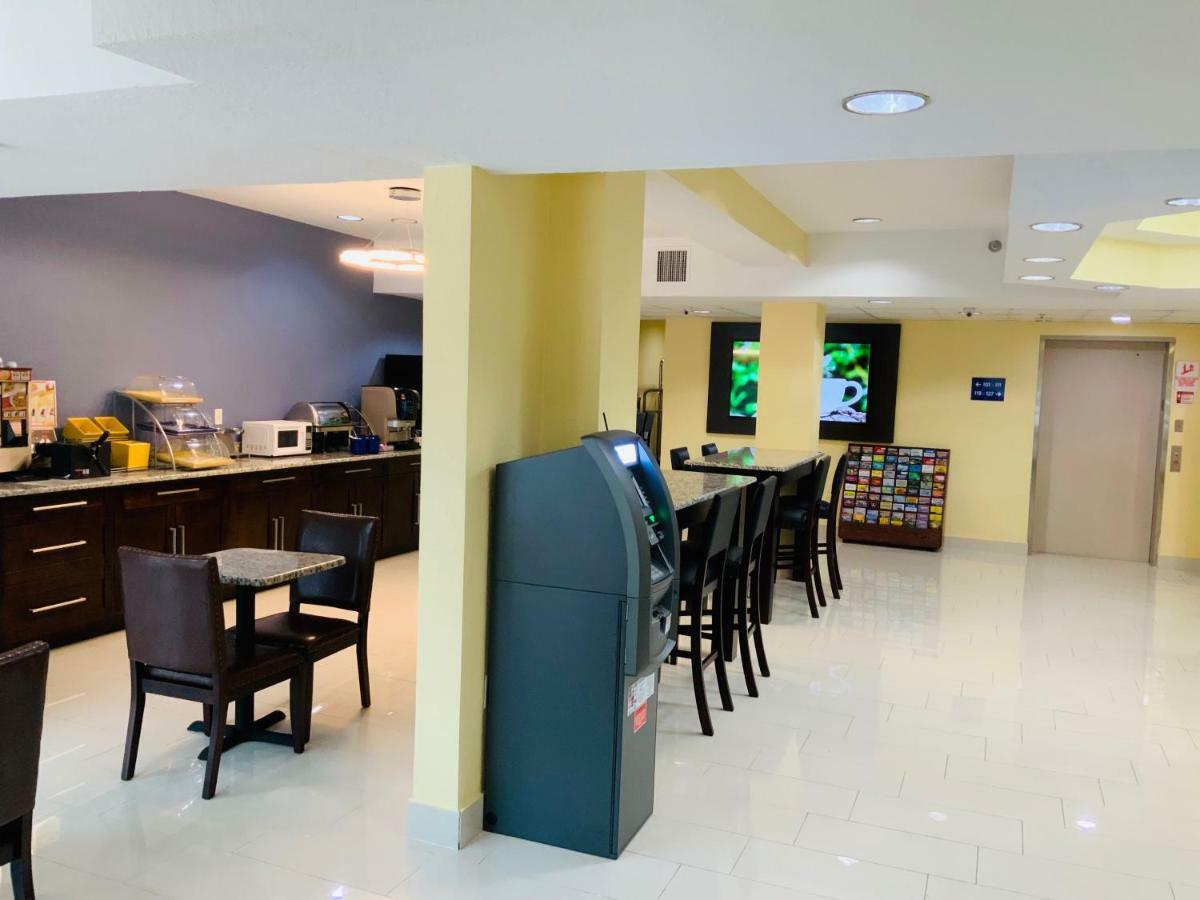Days Inn & Suites By Wyndham Tampa/Raymond James Stadium Bagian luar foto