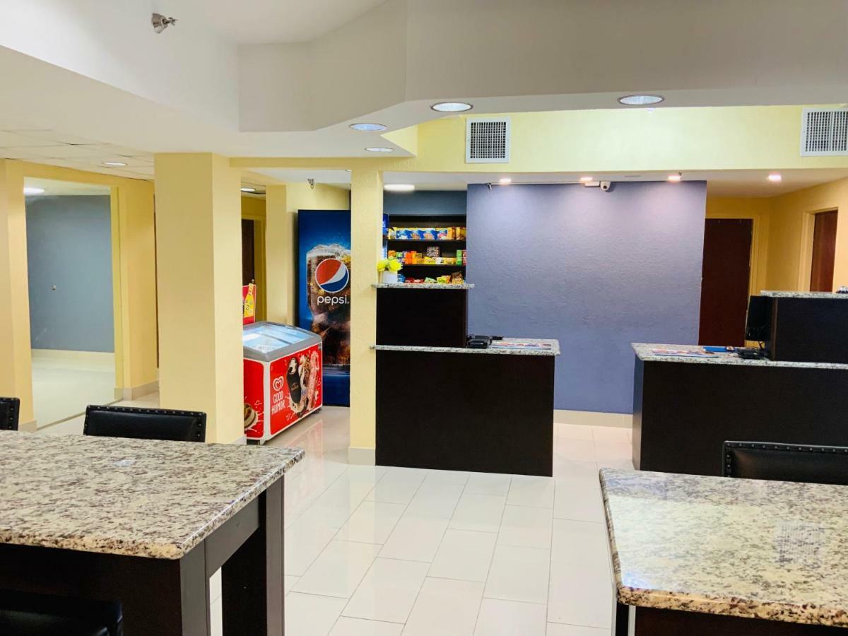 Days Inn & Suites By Wyndham Tampa/Raymond James Stadium Bagian luar foto