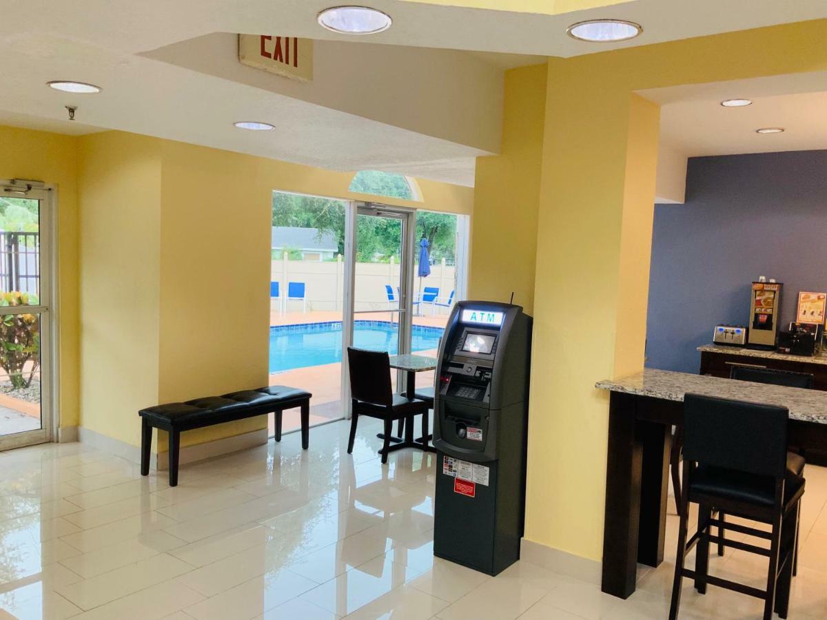 Days Inn & Suites By Wyndham Tampa/Raymond James Stadium Bagian luar foto