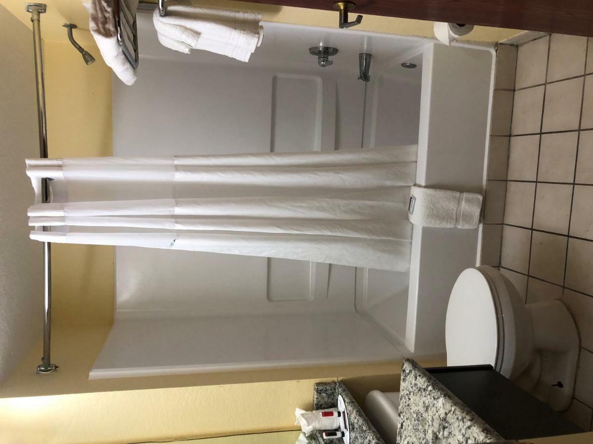 Days Inn & Suites By Wyndham Tampa/Raymond James Stadium Bagian luar foto