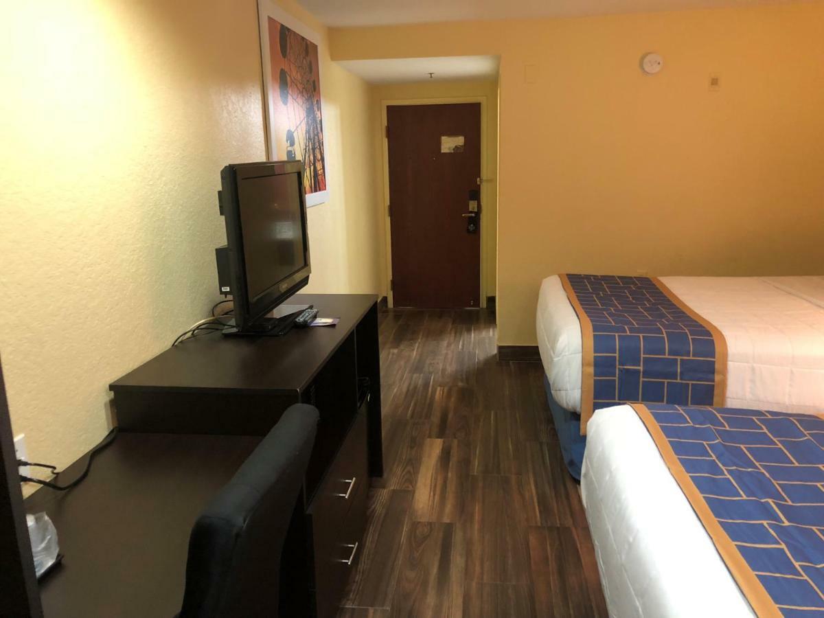 Days Inn & Suites By Wyndham Tampa/Raymond James Stadium Bagian luar foto