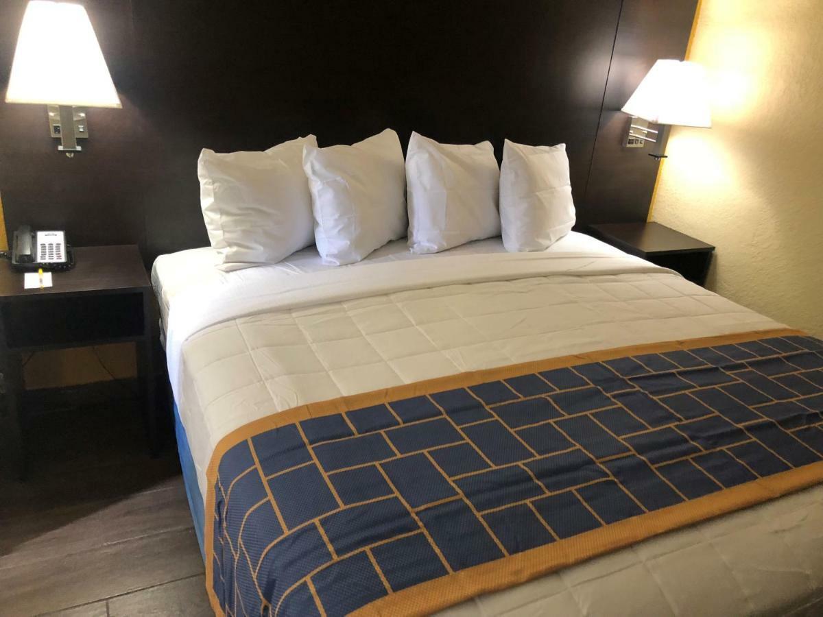 Days Inn & Suites By Wyndham Tampa/Raymond James Stadium Bagian luar foto