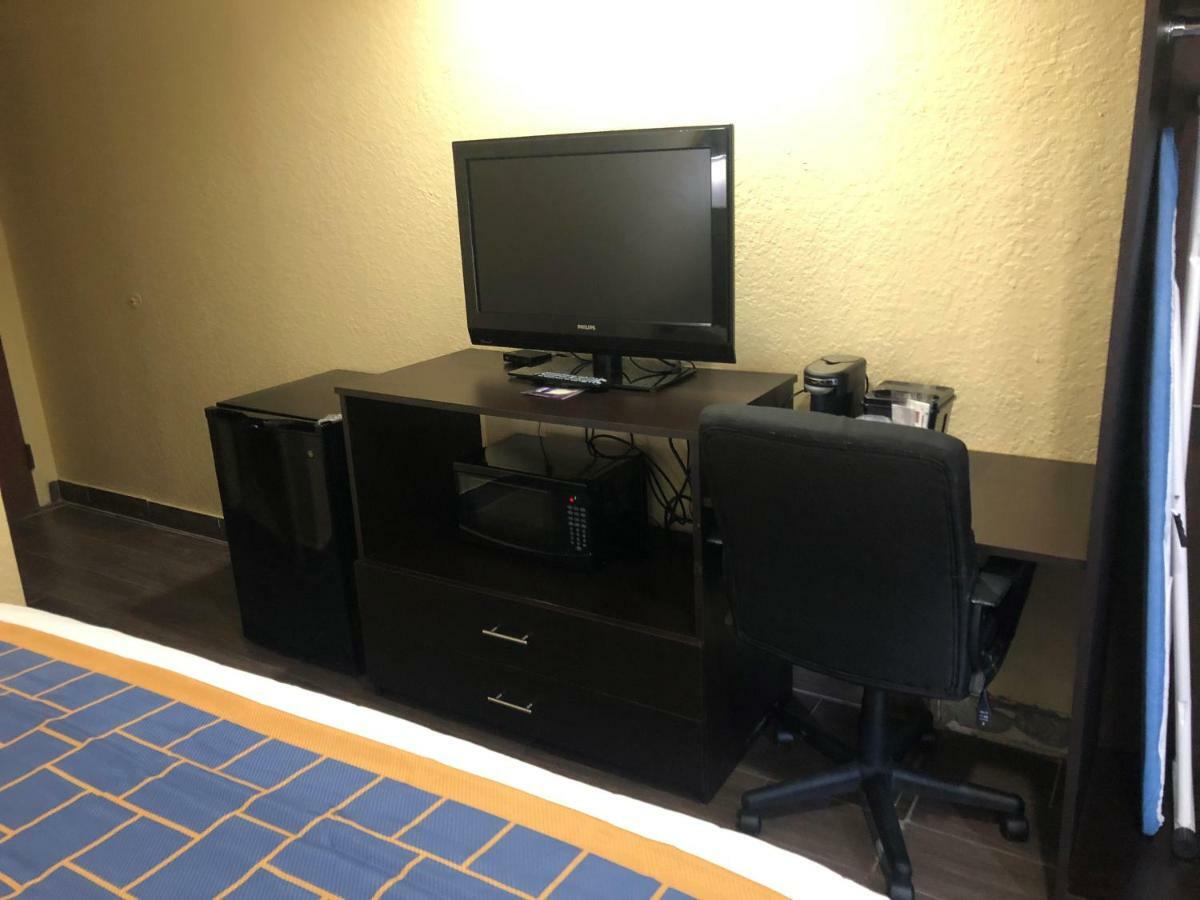 Days Inn & Suites By Wyndham Tampa/Raymond James Stadium Bagian luar foto